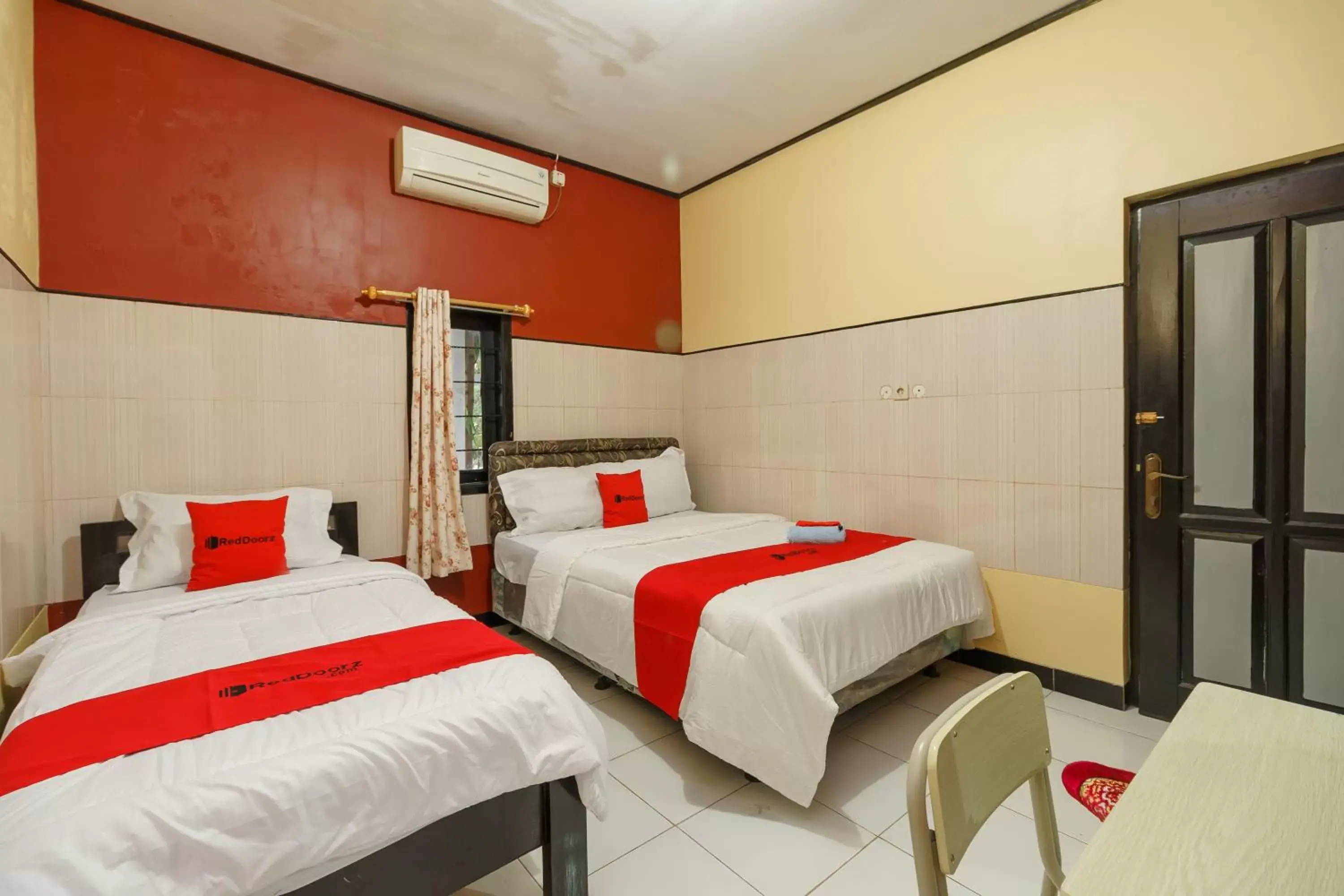 Bedroom, Bed in RedDoorz Syariah near Ciledug Station