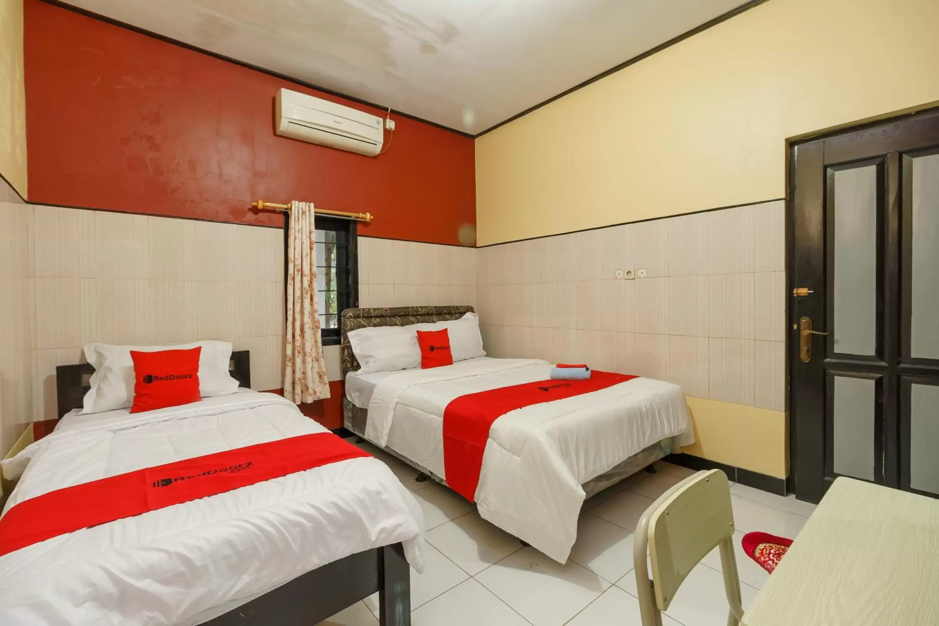 Bedroom, Bed in RedDoorz Syariah near Ciledug Station Bedroom, Bed in RedDoorz Syariah near Ciledug Station