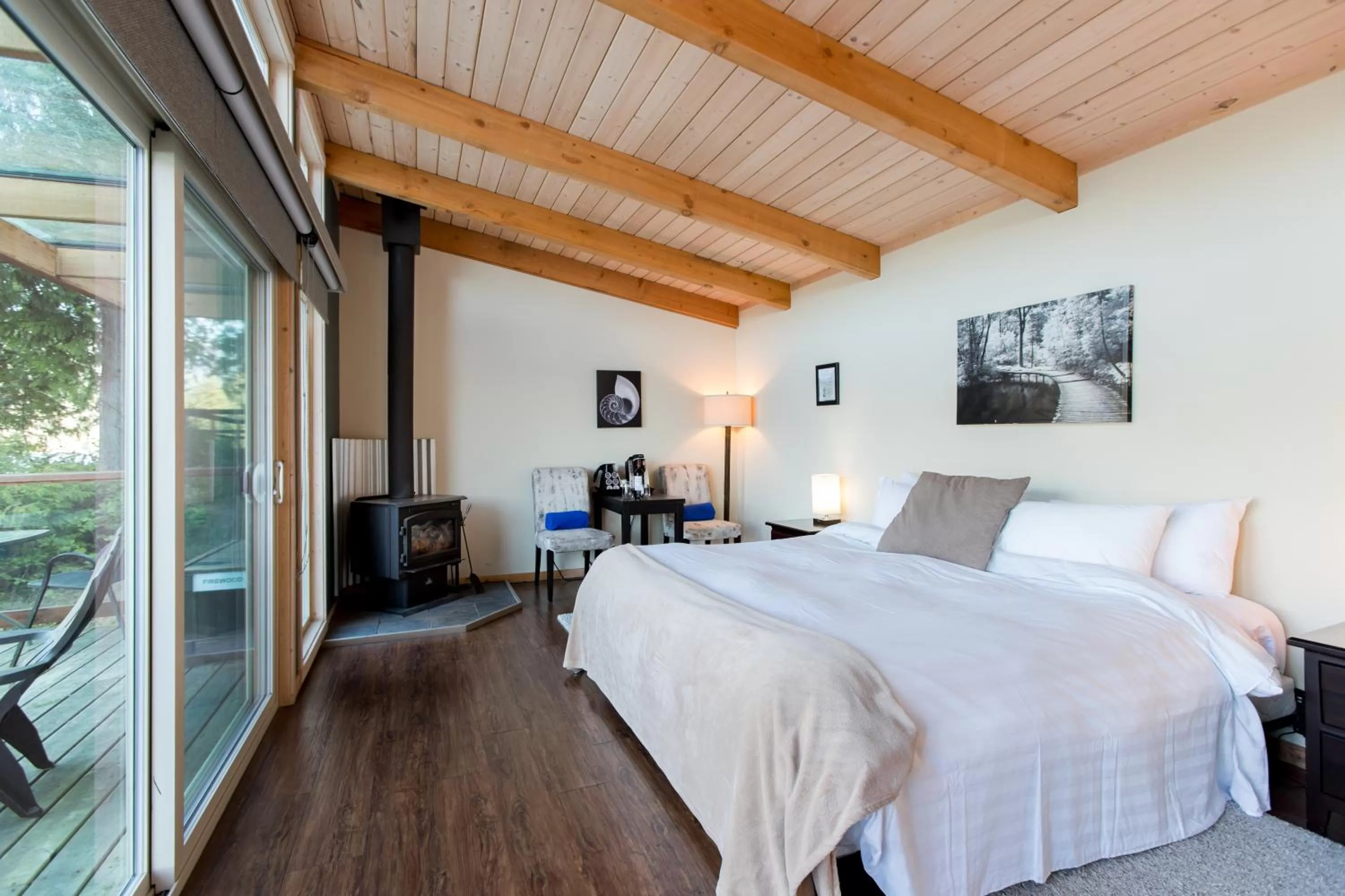 Bed in Backeddy Resort and Marina