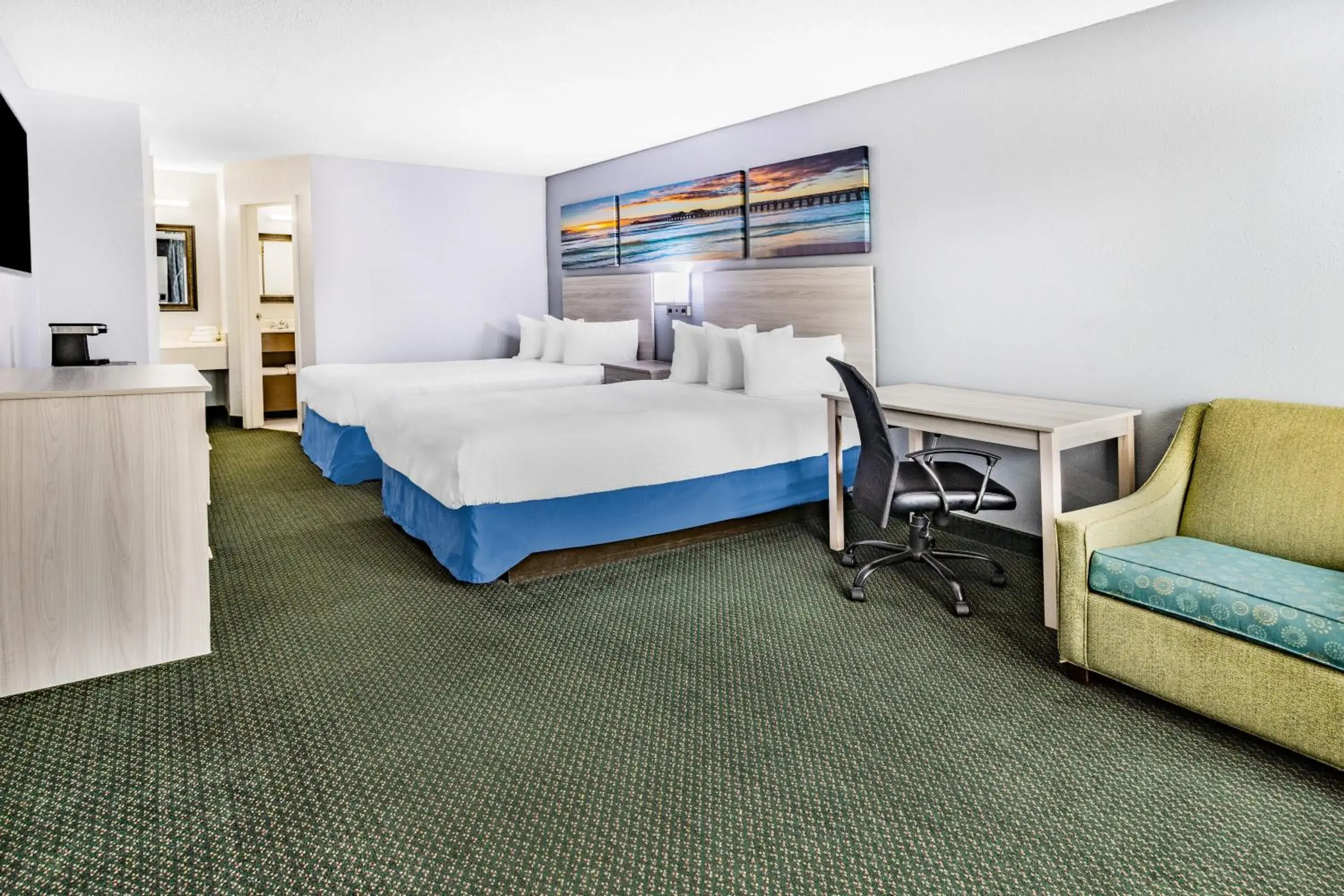 Photo of the whole room, Bed in Days Inn & Suites by Wyndham Colonial