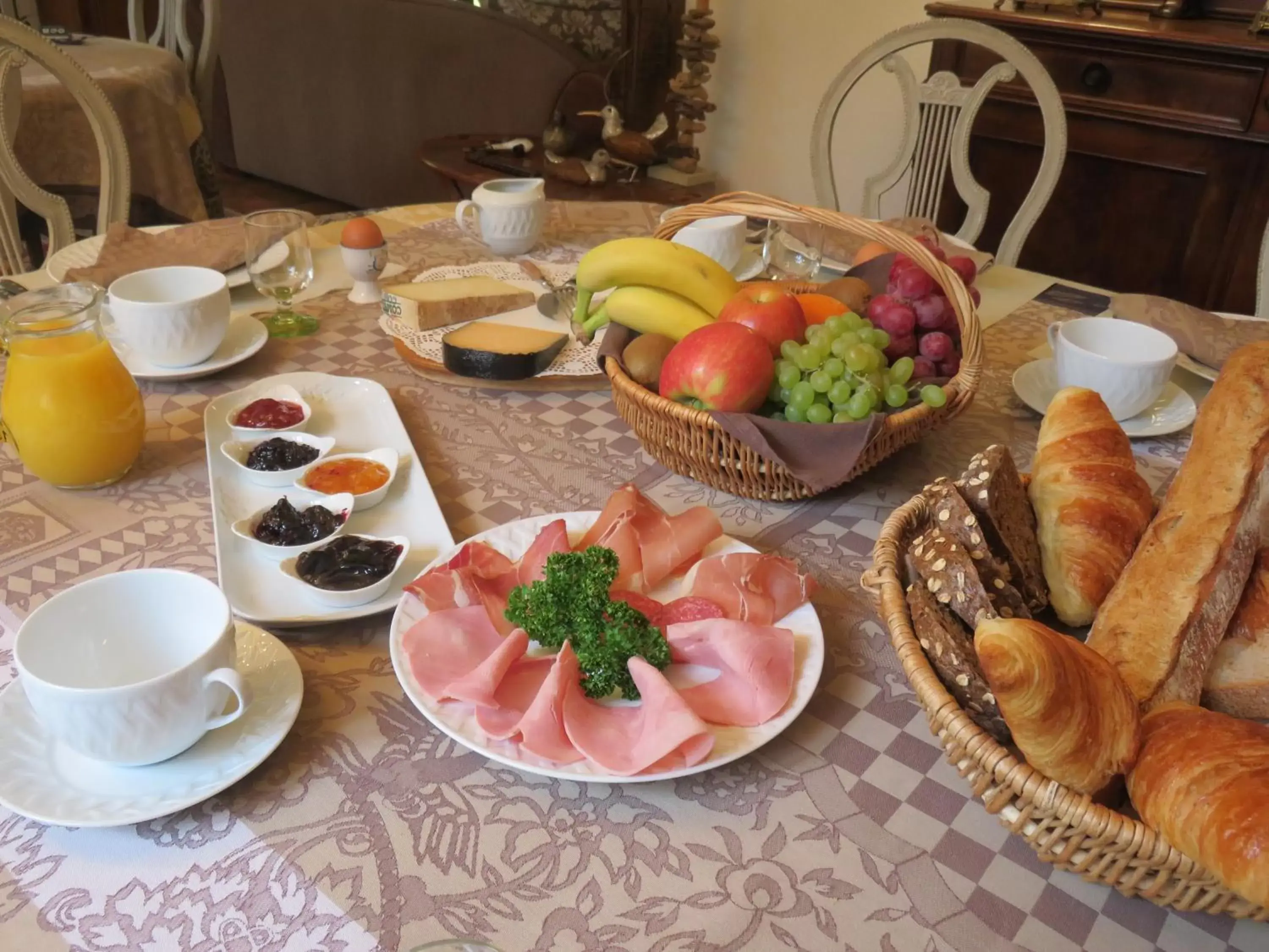 Breakfast in Chambres d'hôtes La Brillève