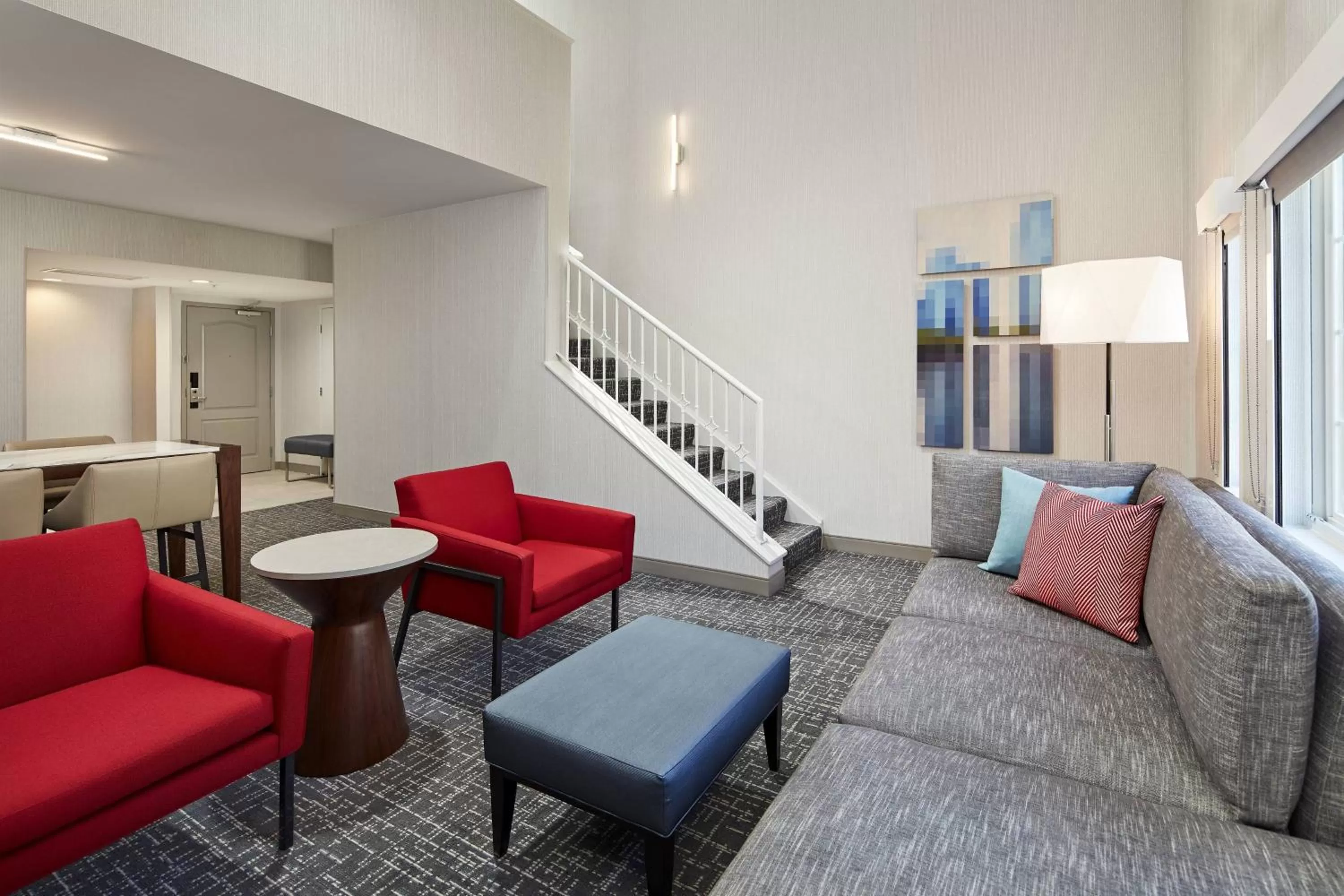 Living room, Seating Area in San Mateo Marriott San Francisco Airport