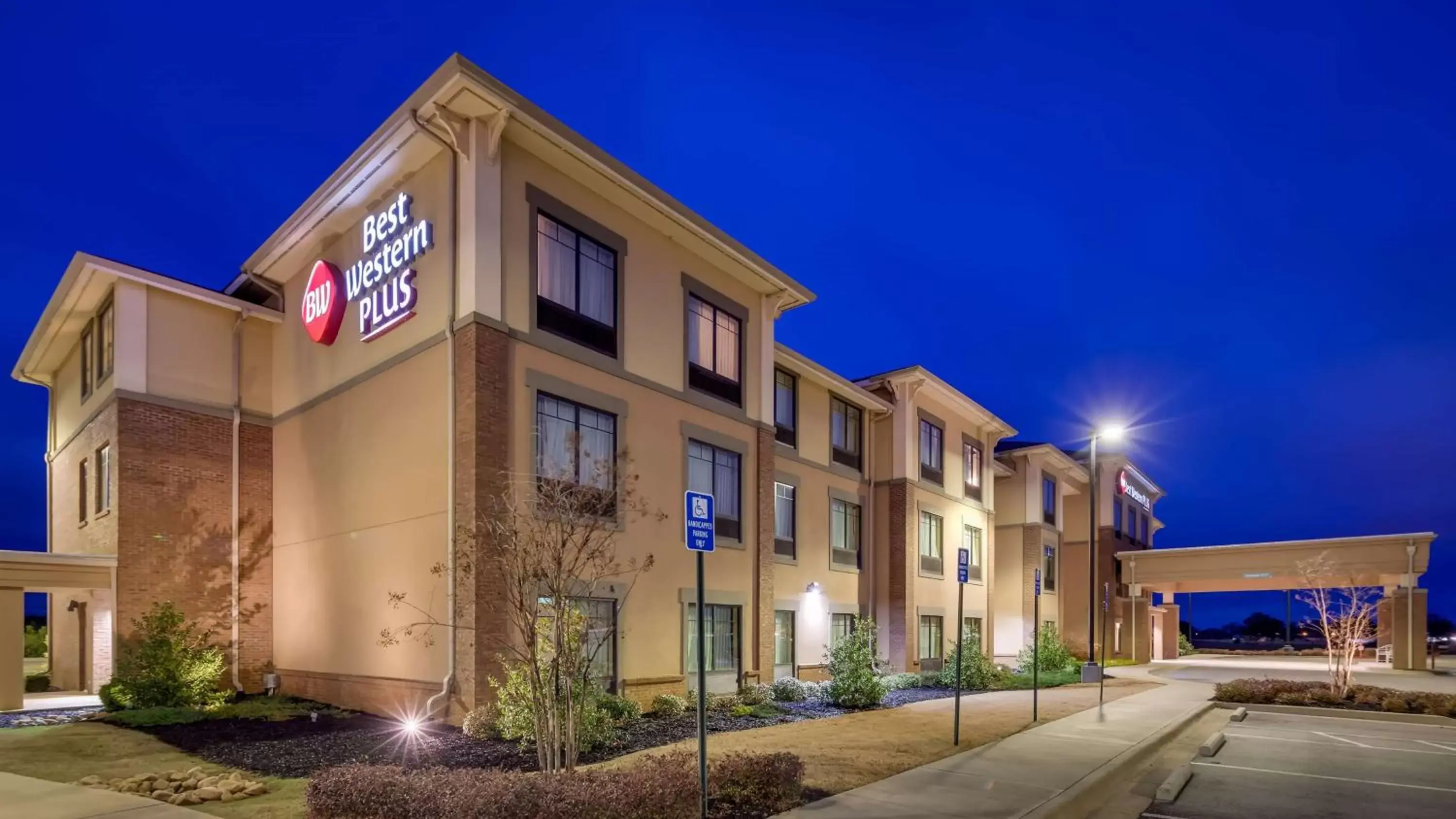 Property Building in Best Western Plus Tuscumbia/Muscle Shoals Hotel & Suites