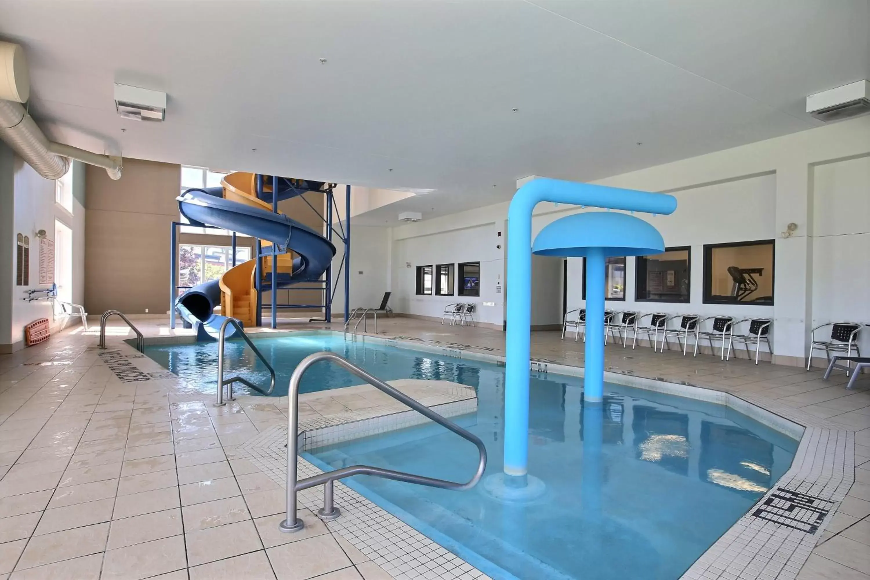 Swimming Pool in Super 8 by Wyndham Lachenaie/Terrebonne