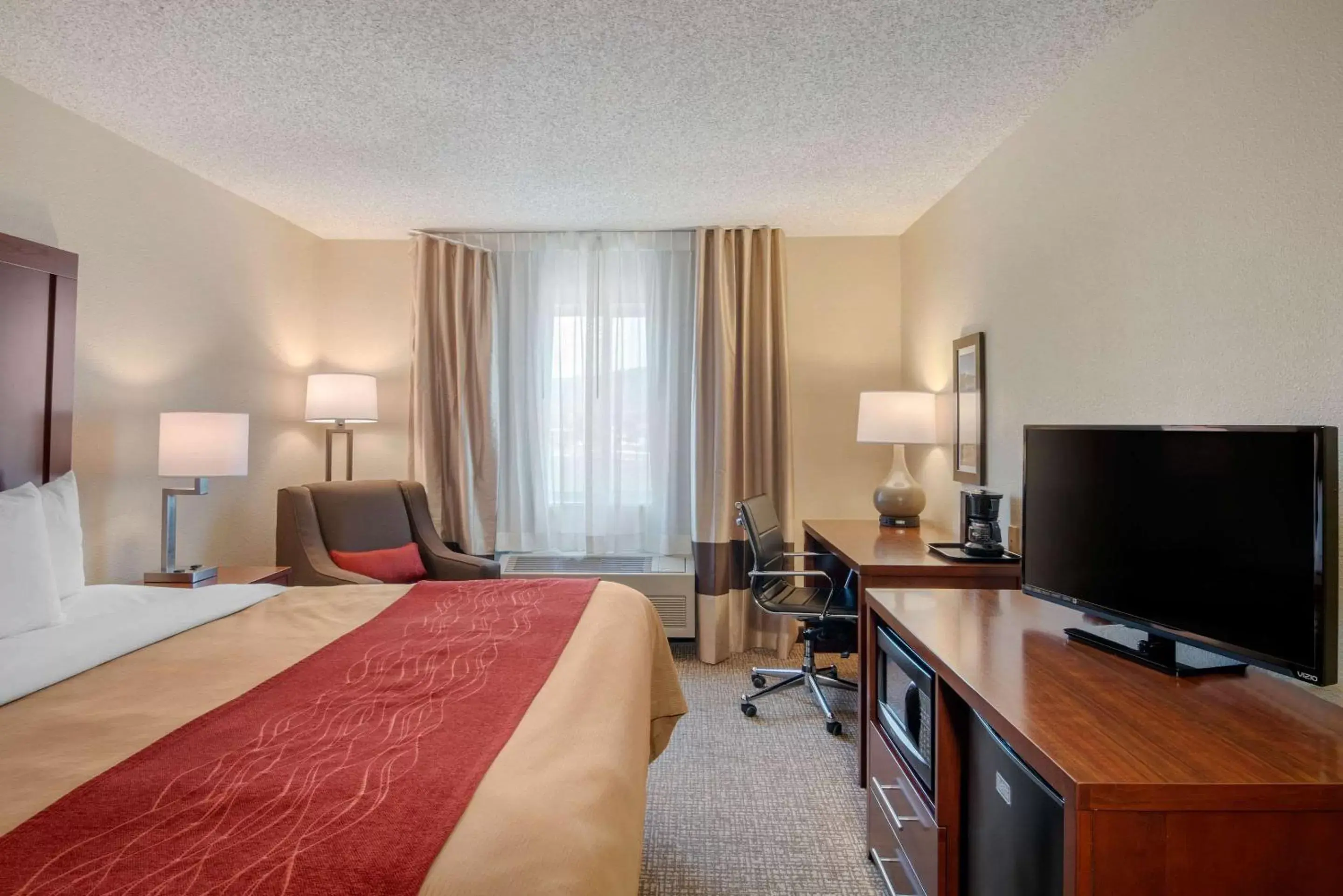 Photo of the whole room, TV/Entertainment Center in Comfort Inn Medford North