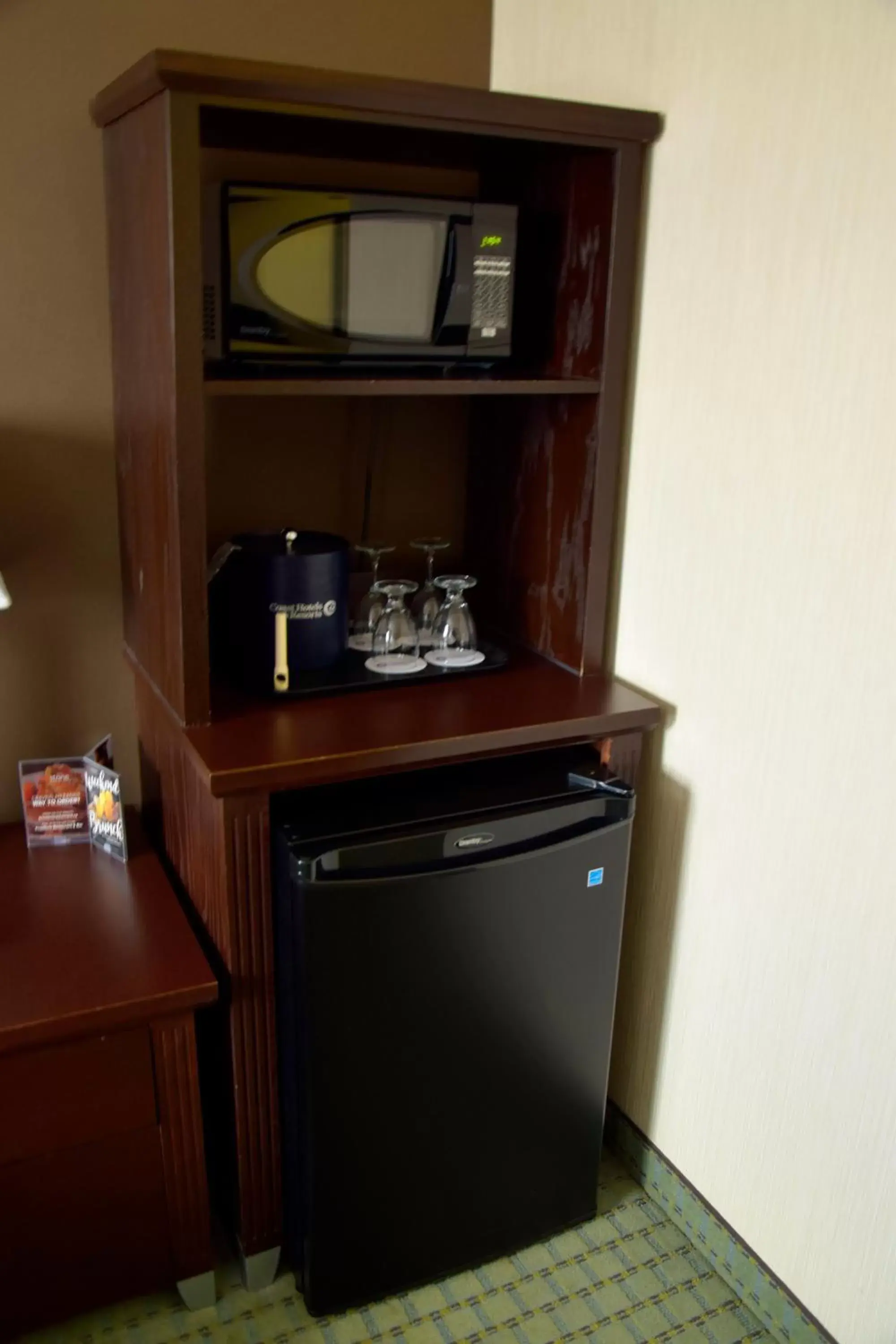 Coffee/tea facilities, TV/Entertainment Center in Coast Lethbridge Hotel & Conference Centre