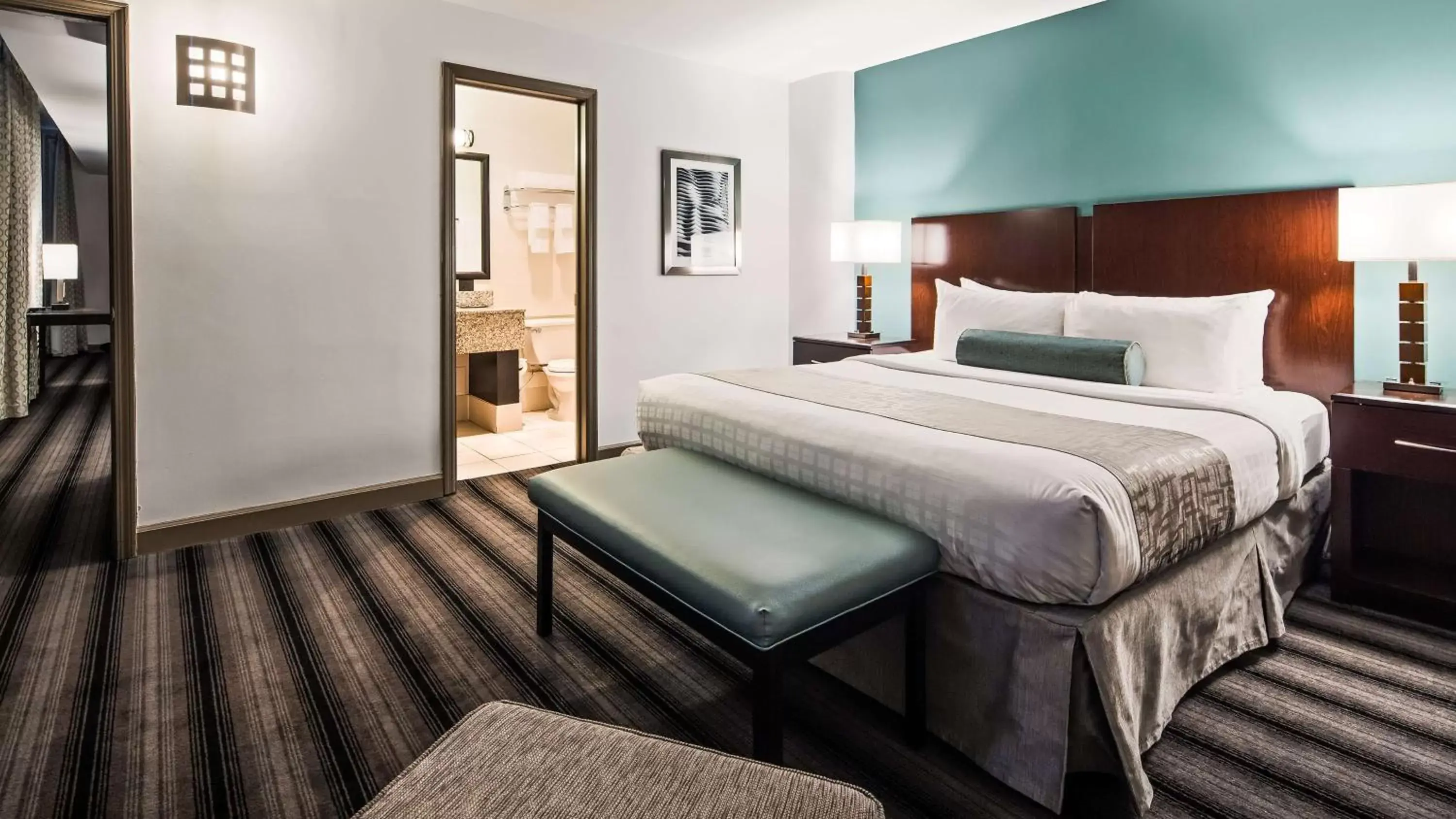 Photo of the whole room, Bed in Best Western Chicago Downtown-River North Photo of the whole room, Bed in Best Western Chicago Downtown-River North