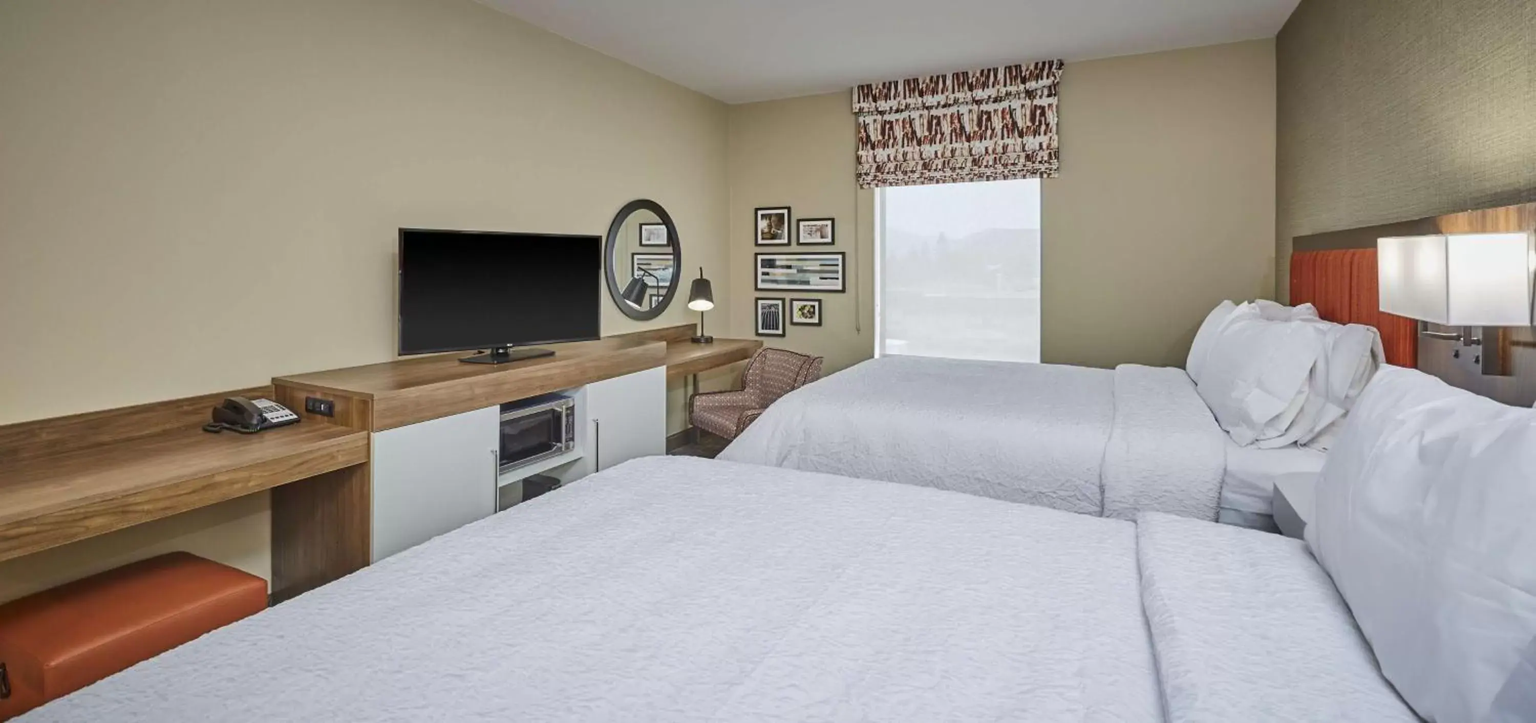 Bedroom, Bed in Hampton Inn & Suites Roseburg