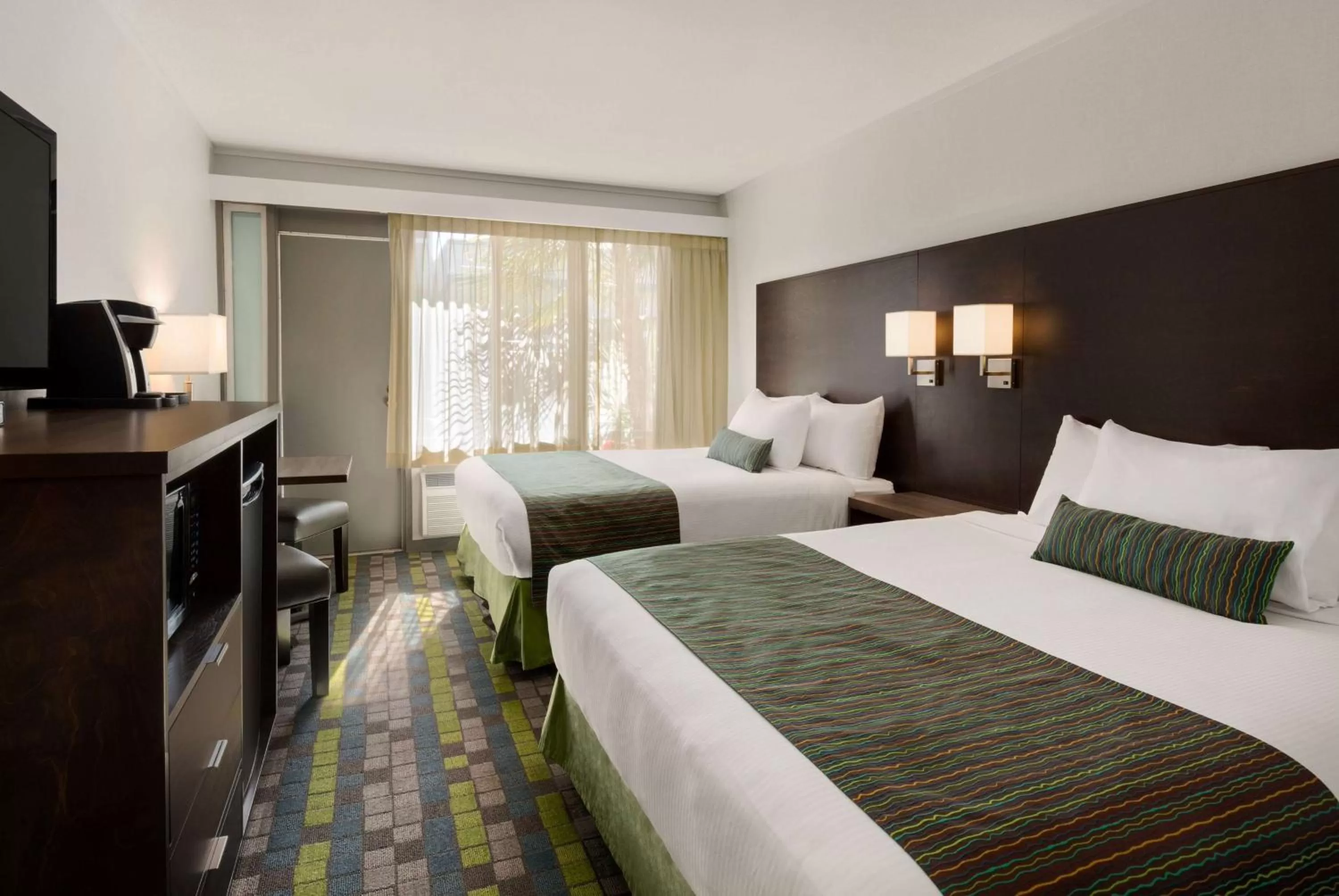 Photo of the whole room, Bed in Days Inn by Wyndham Victoria Airport Sidney