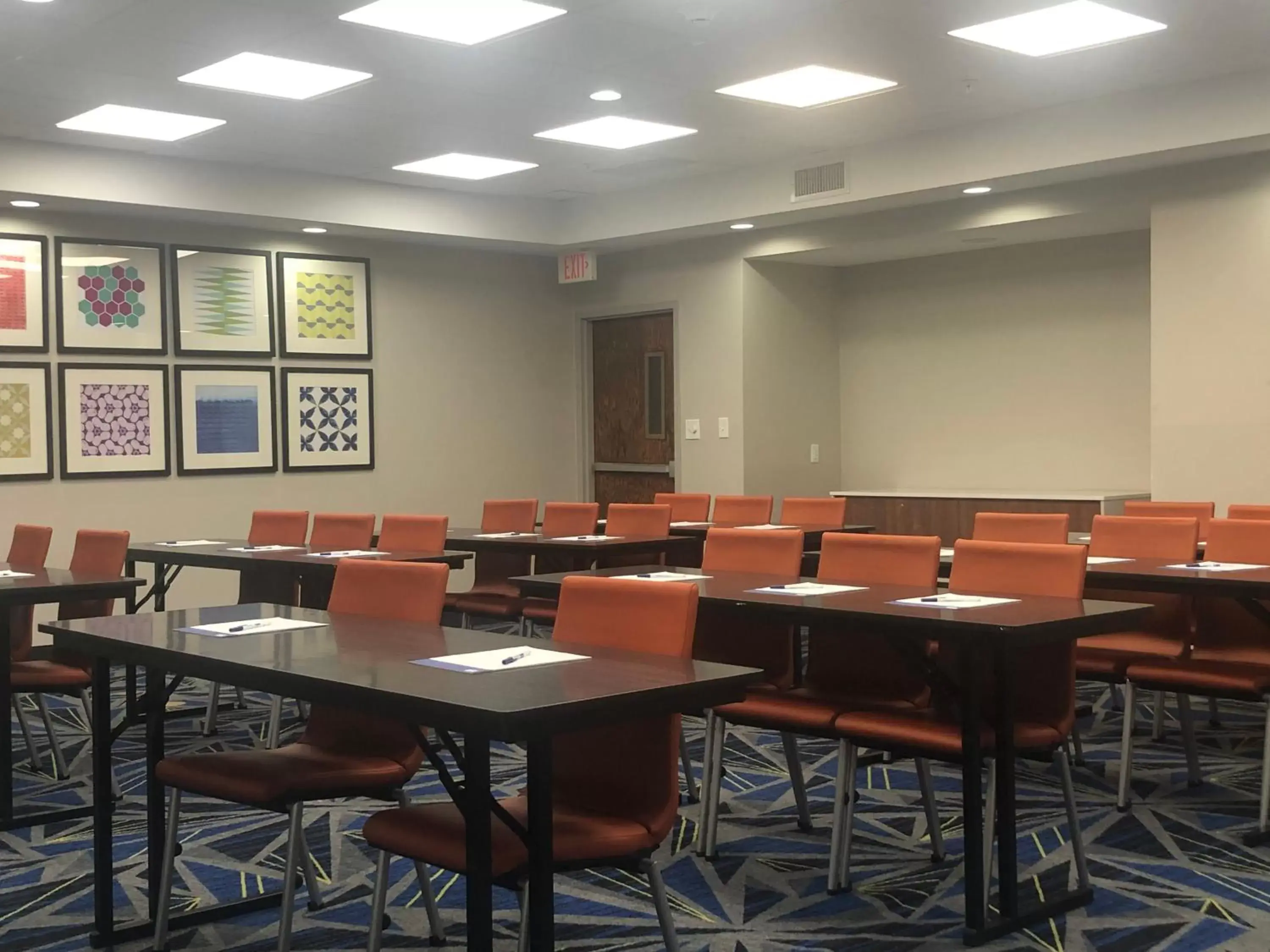 Meeting/conference room in Holiday Inn Express Hillsboro I-35, an IHG Hotel