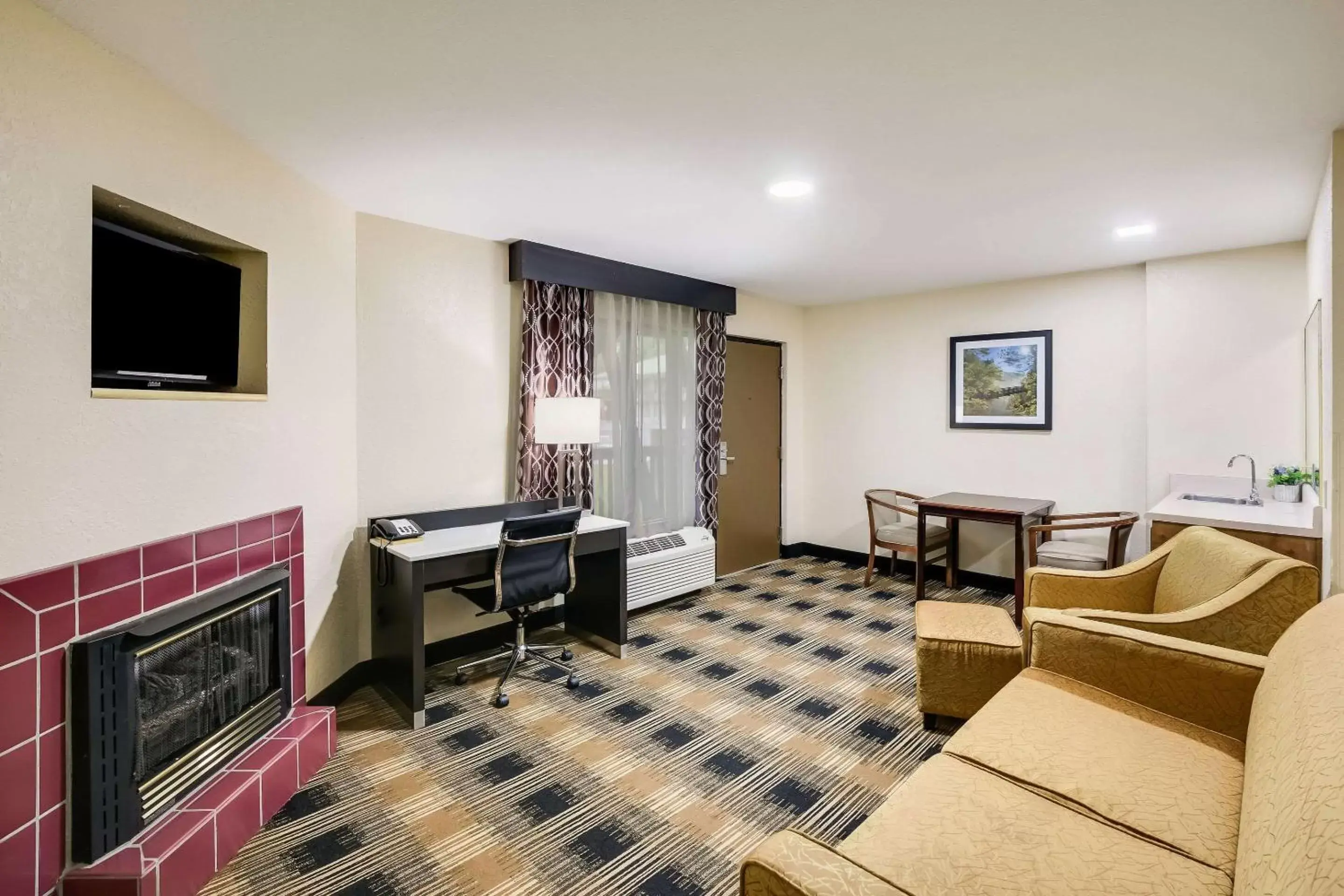 Photo of the whole room in Quality Inn & Suites Mt Chalet Photo of the whole room in Quality Inn & Suites Mt Chalet