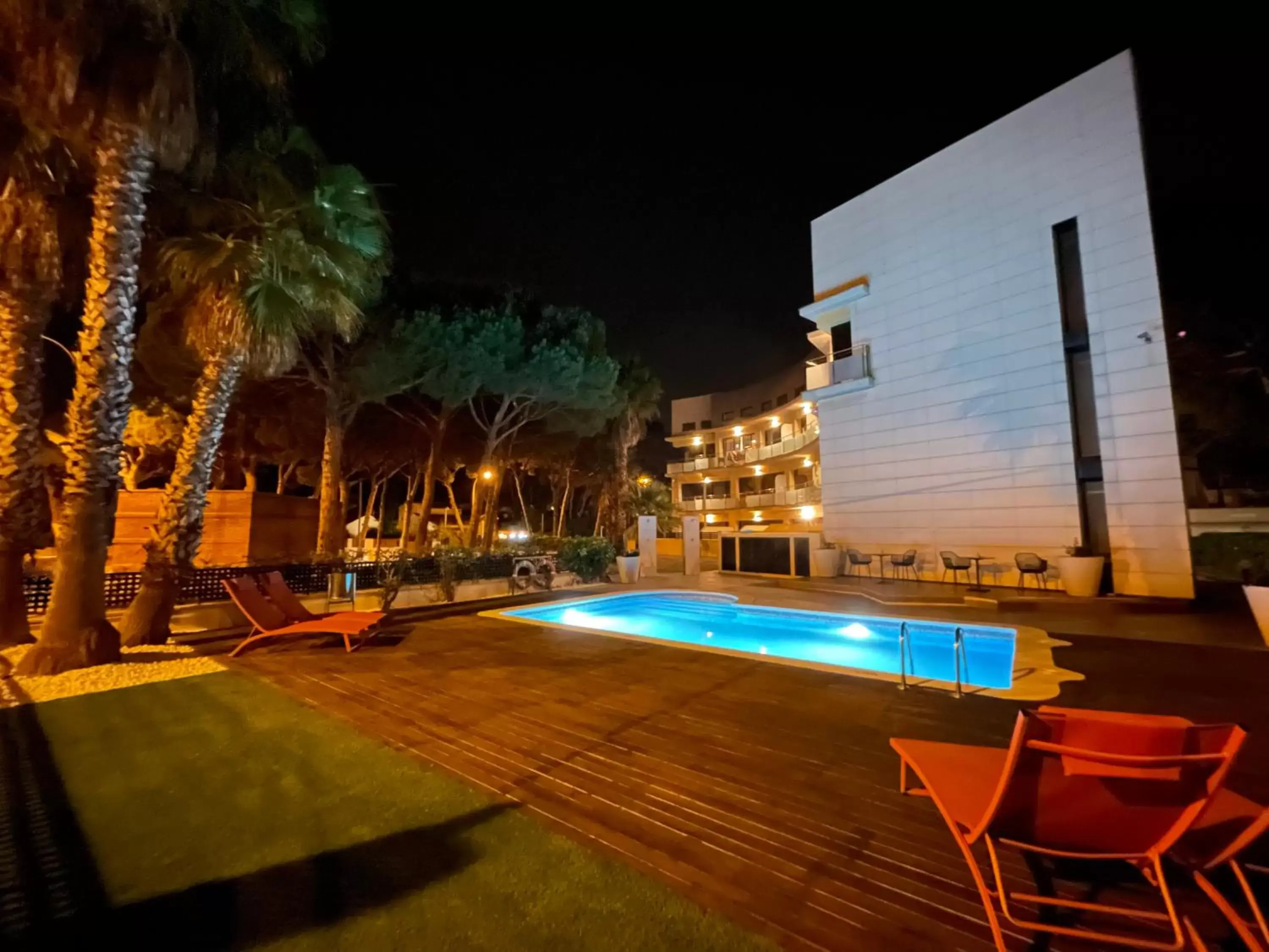 Swimming Pool in Aparthotel Las Palmeras Castelldefels