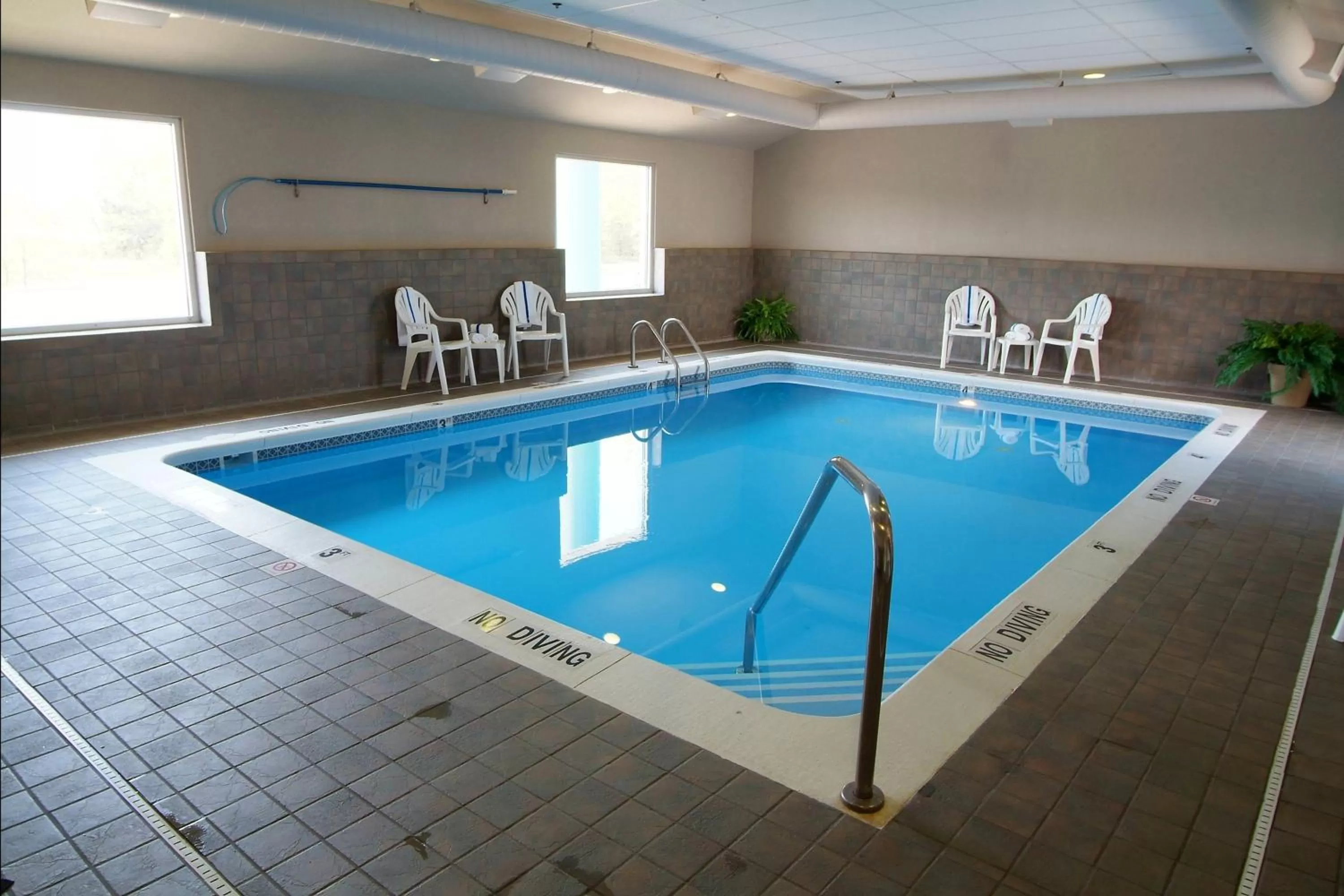 Swimming pool in Country Inn & Suites by Radisson, Holland, MI