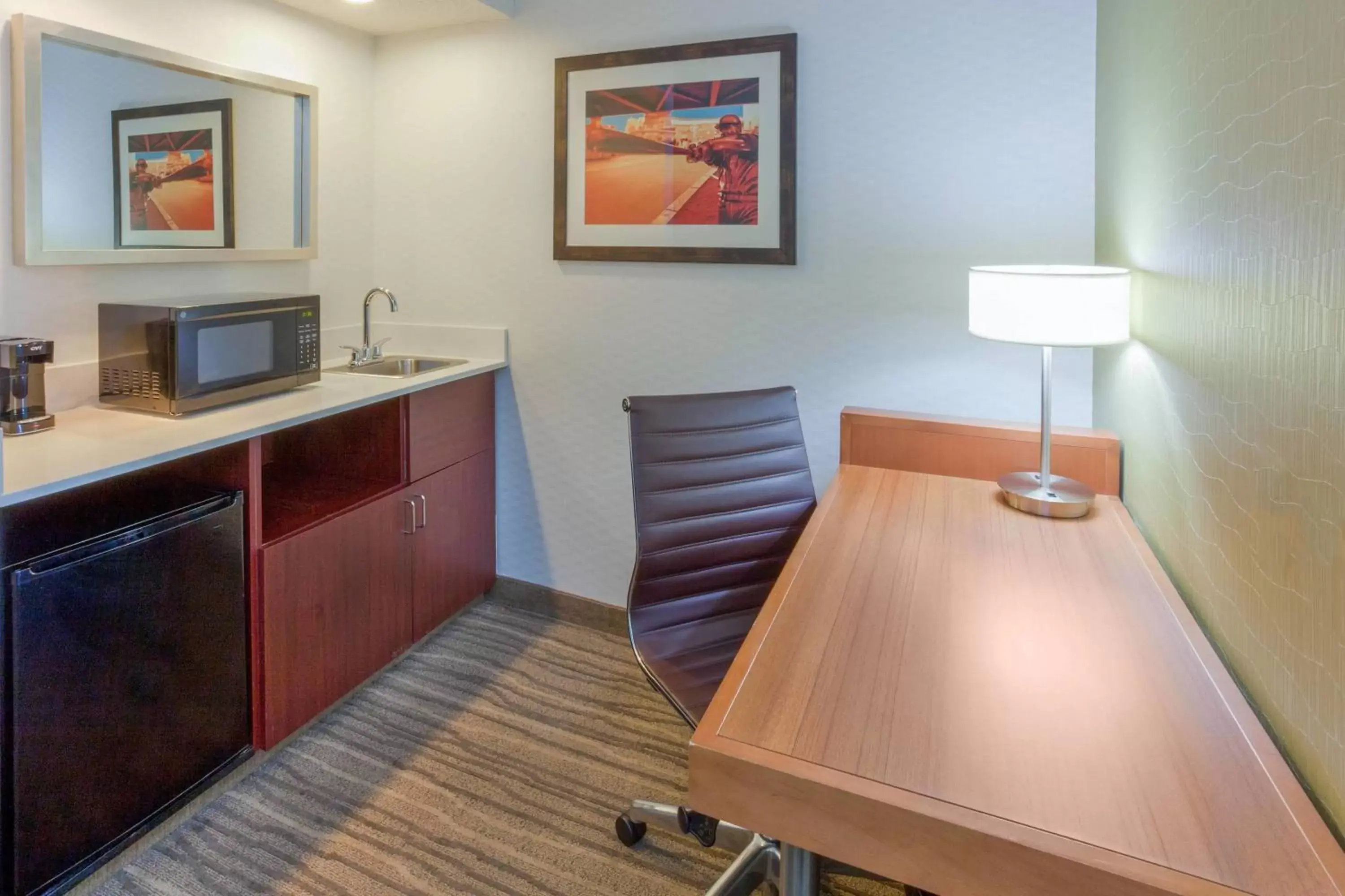Photo of the whole room, Kitchen/Kitchenette in SpringHill Suites Minneapolis West St. Louis Park