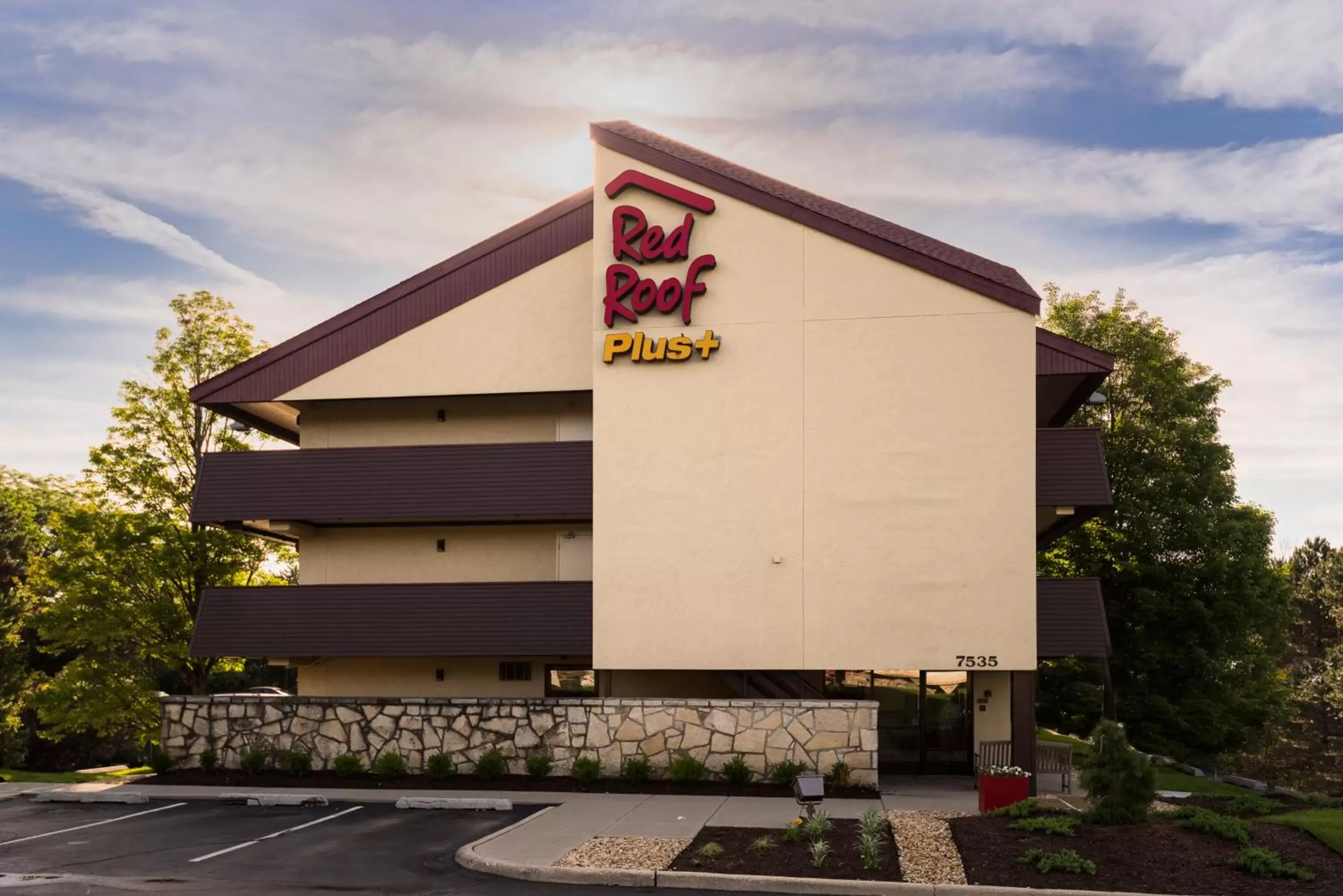Property Building in Red Roof Inn PLUS+ Chicago - Willowbrook