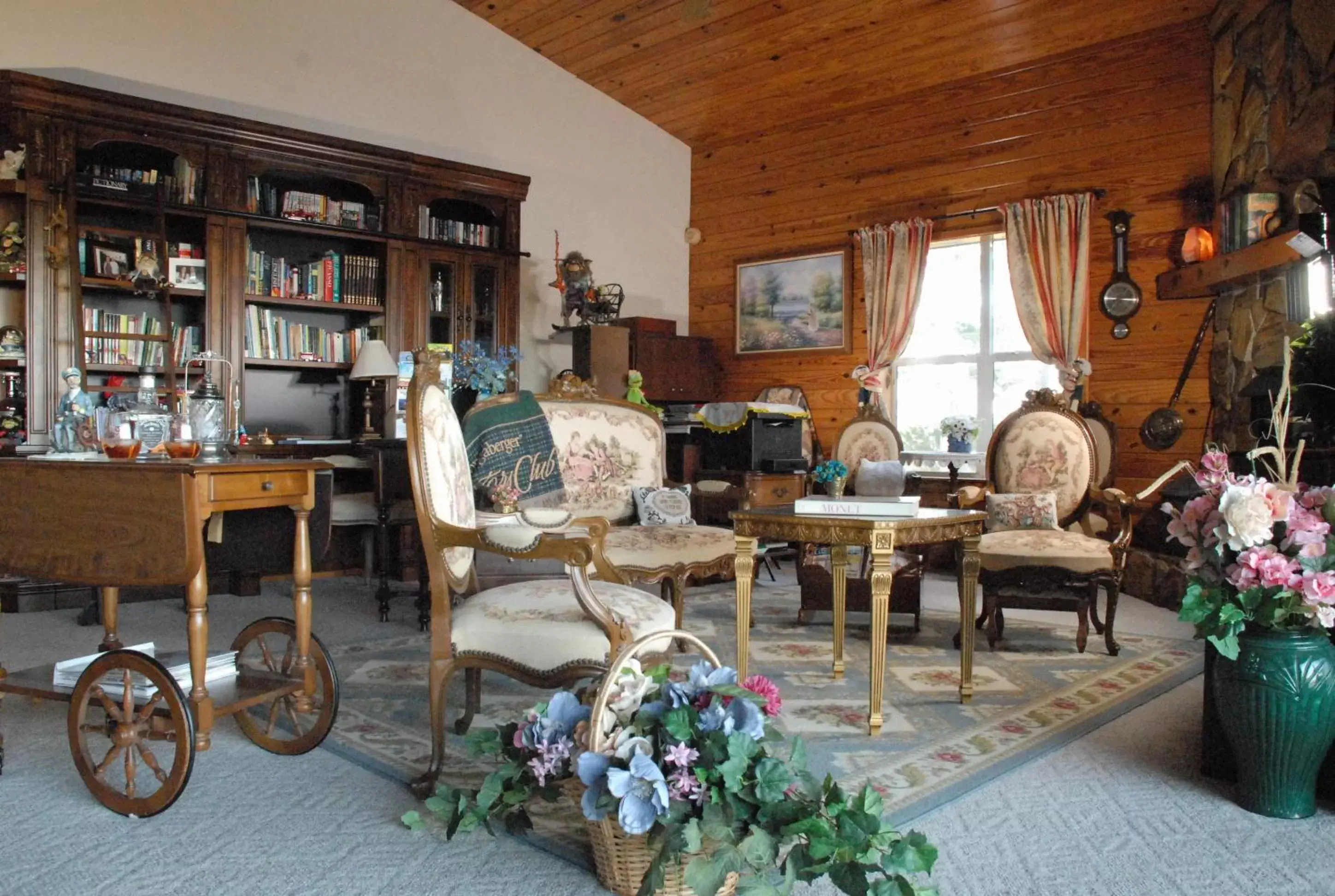 Library in Crystal River Lullaby B&B