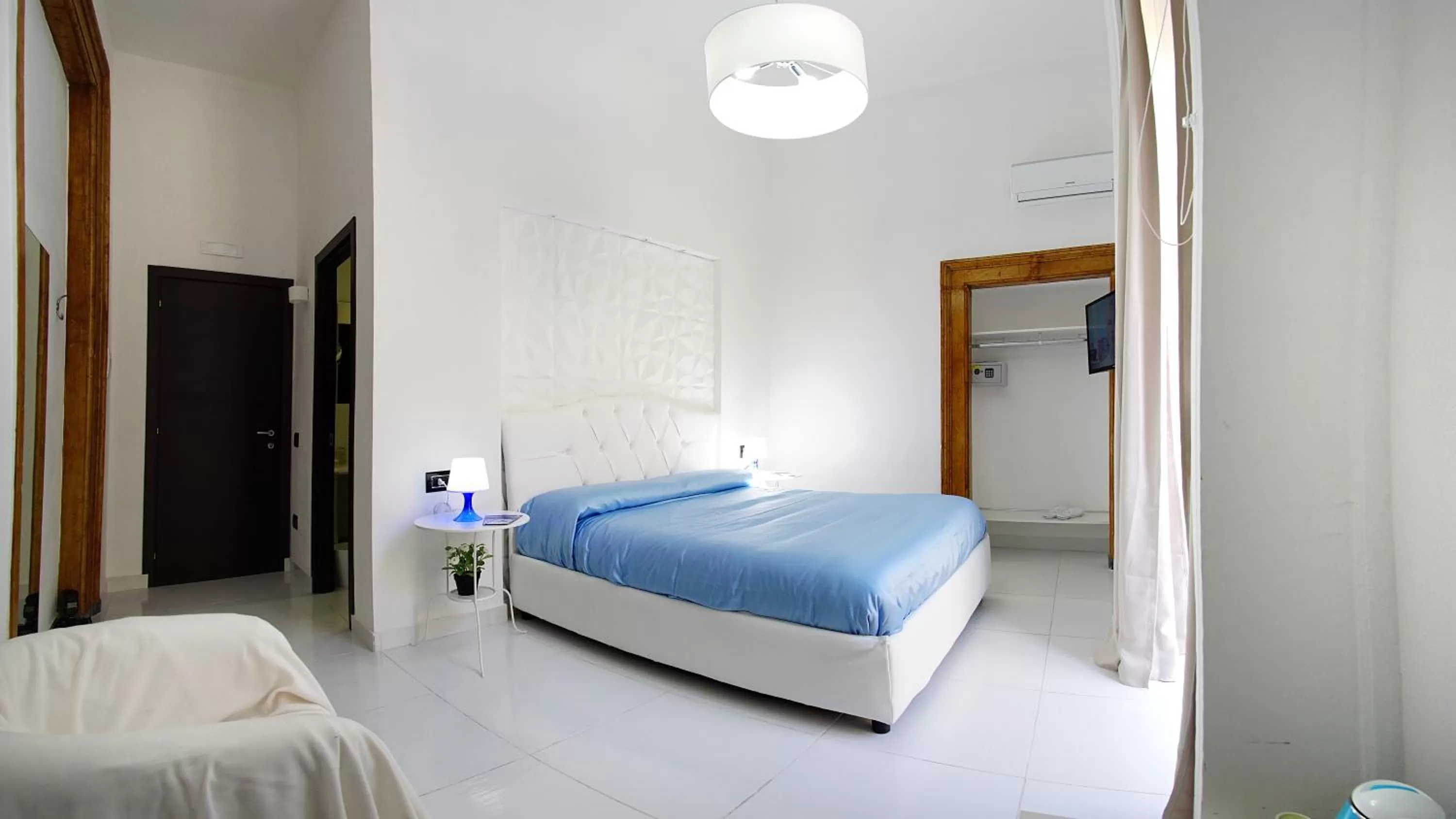 Photo of the whole room, Bed in Beverello Suite