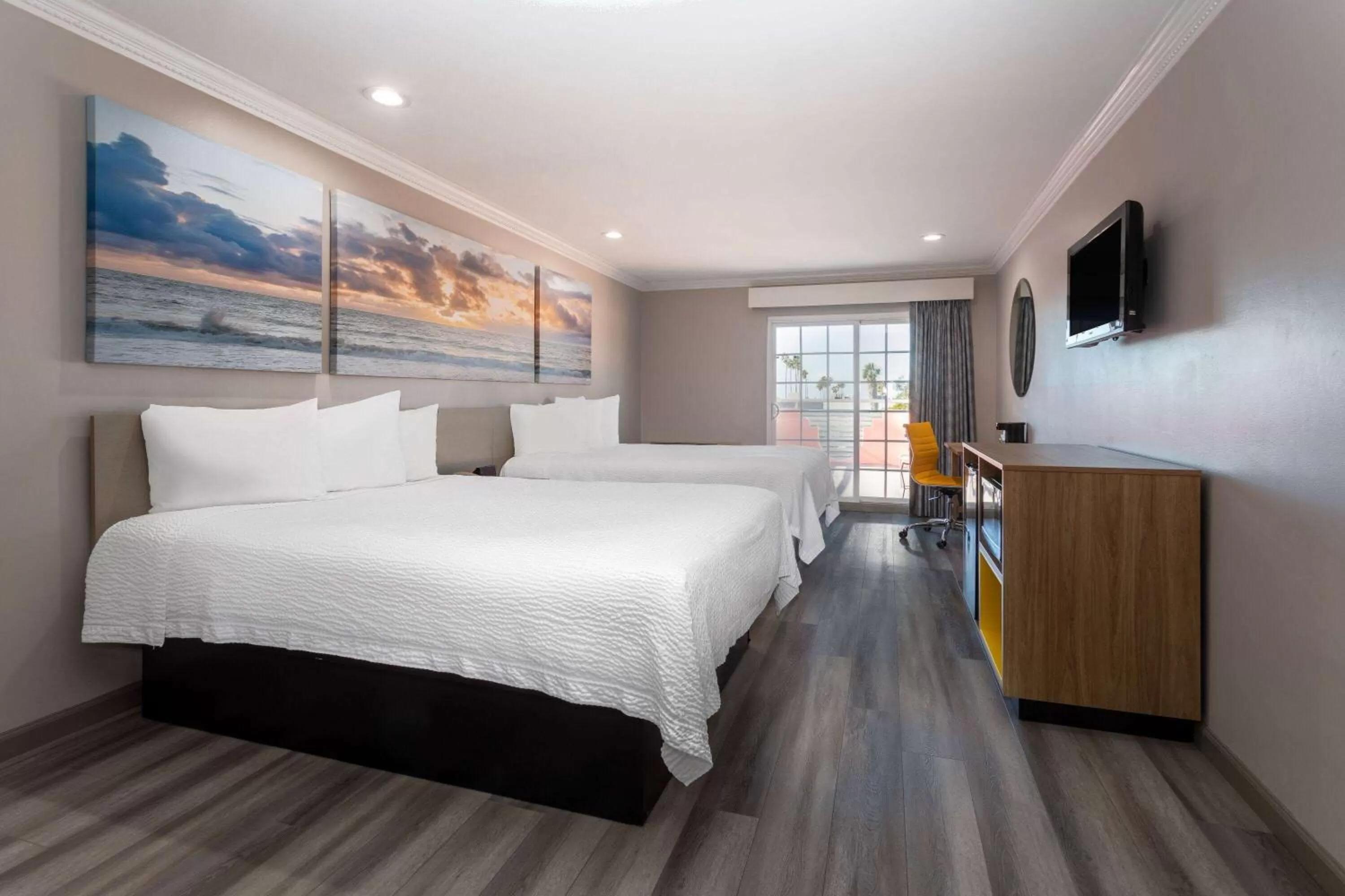 Photo of the whole room, Bed in Days Inn by Wyndham Santa Monica