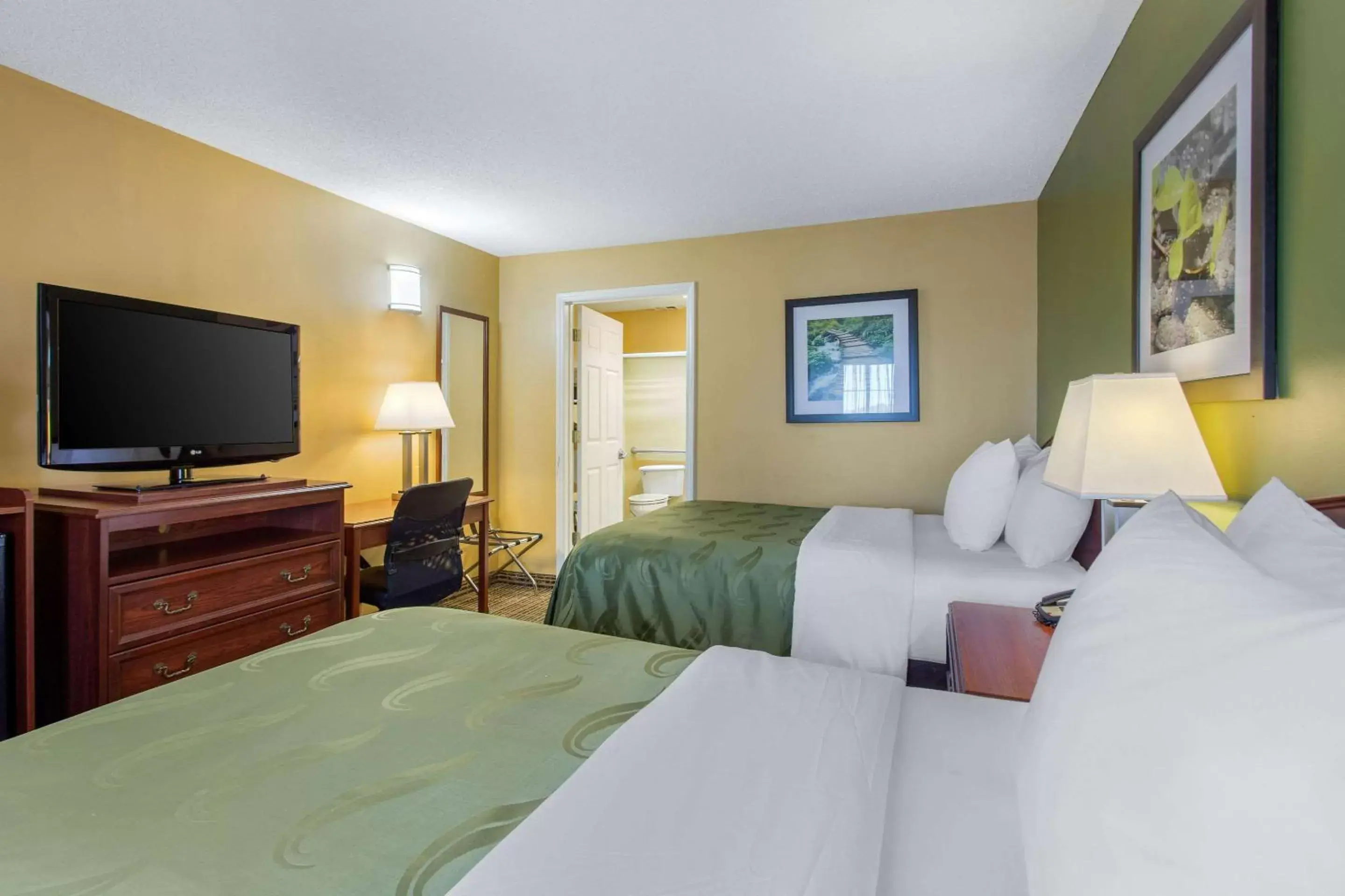 Photo of the whole room, Bed in Quality Inn Laurinburg