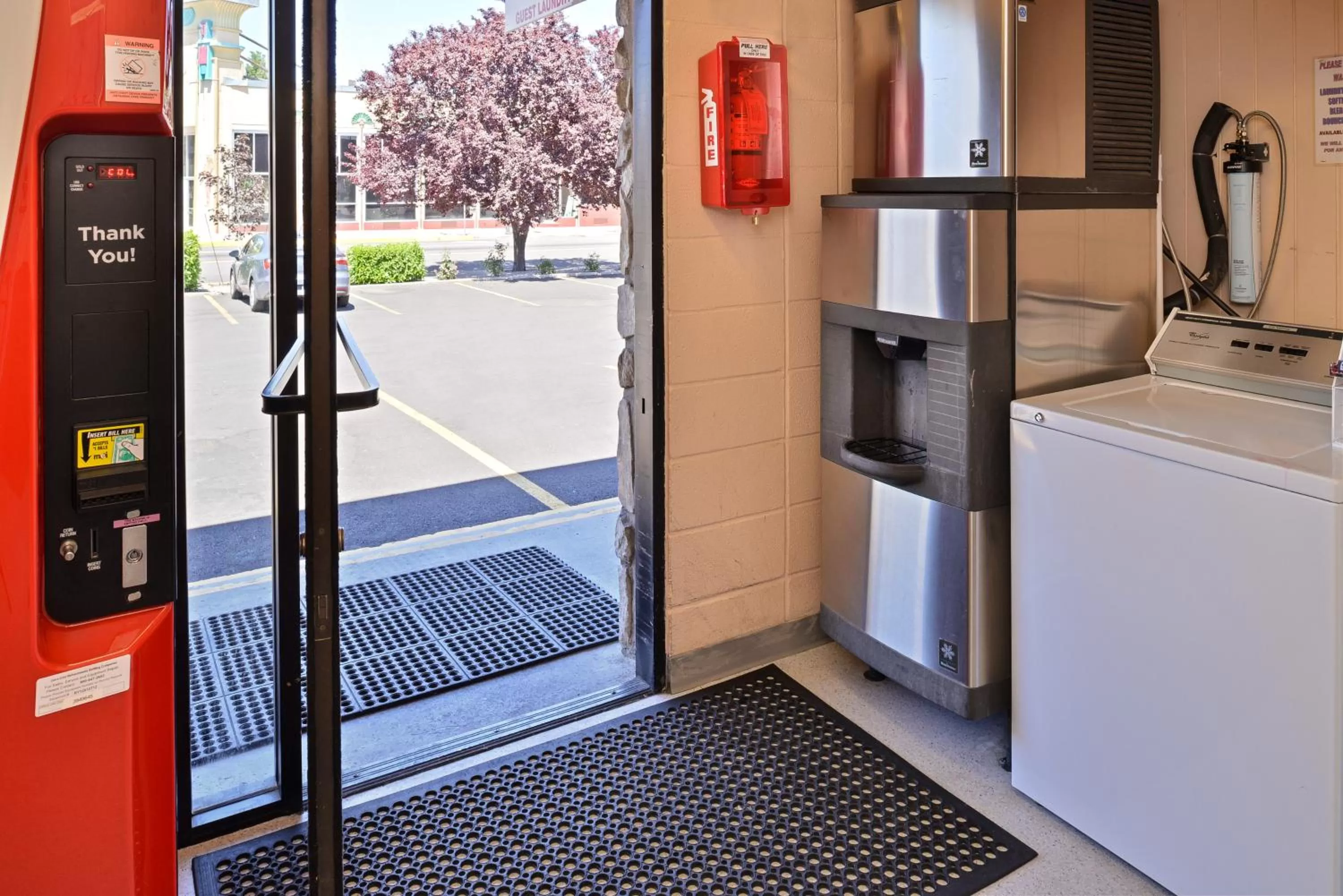 Day in Maverick Motel - Modern Renovated Motel