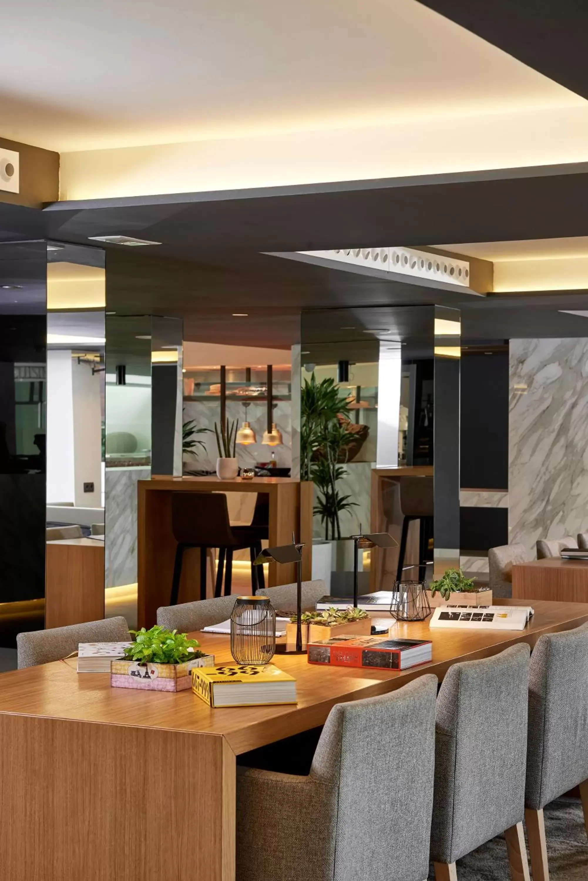 Lounge or bar, Restaurant/Places to Eat in INNSiDE by Meliá Palma Bosque