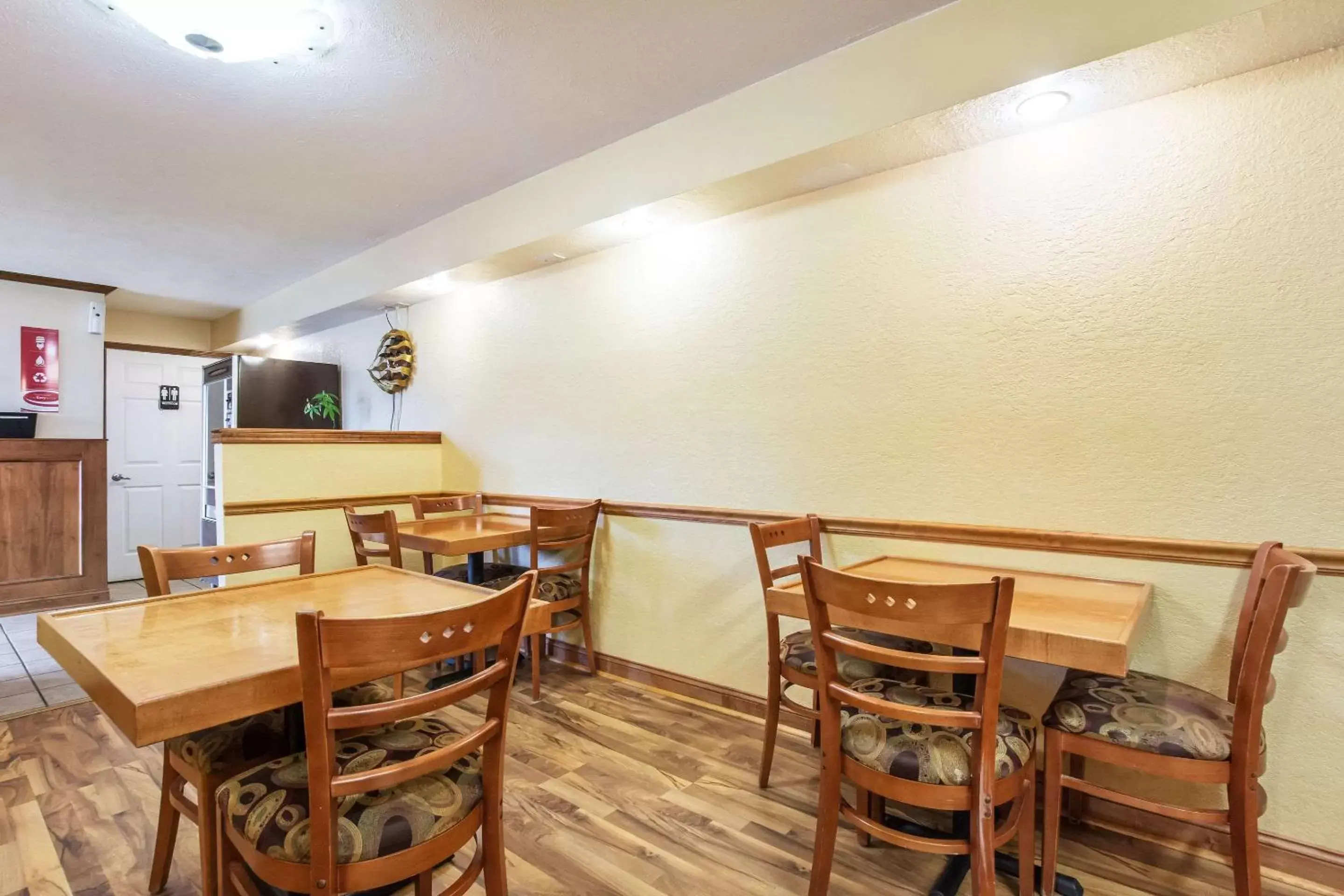 Restaurant/places to eat, Dining Area in Econo Lodge Cloverdale