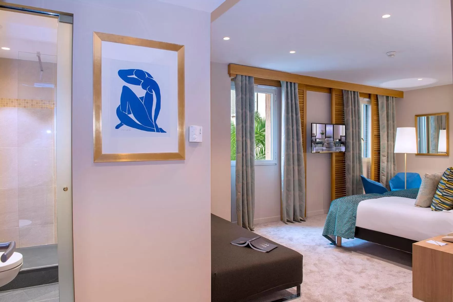 Coffee/tea facilities, Bed in Hotel Beau Rivage