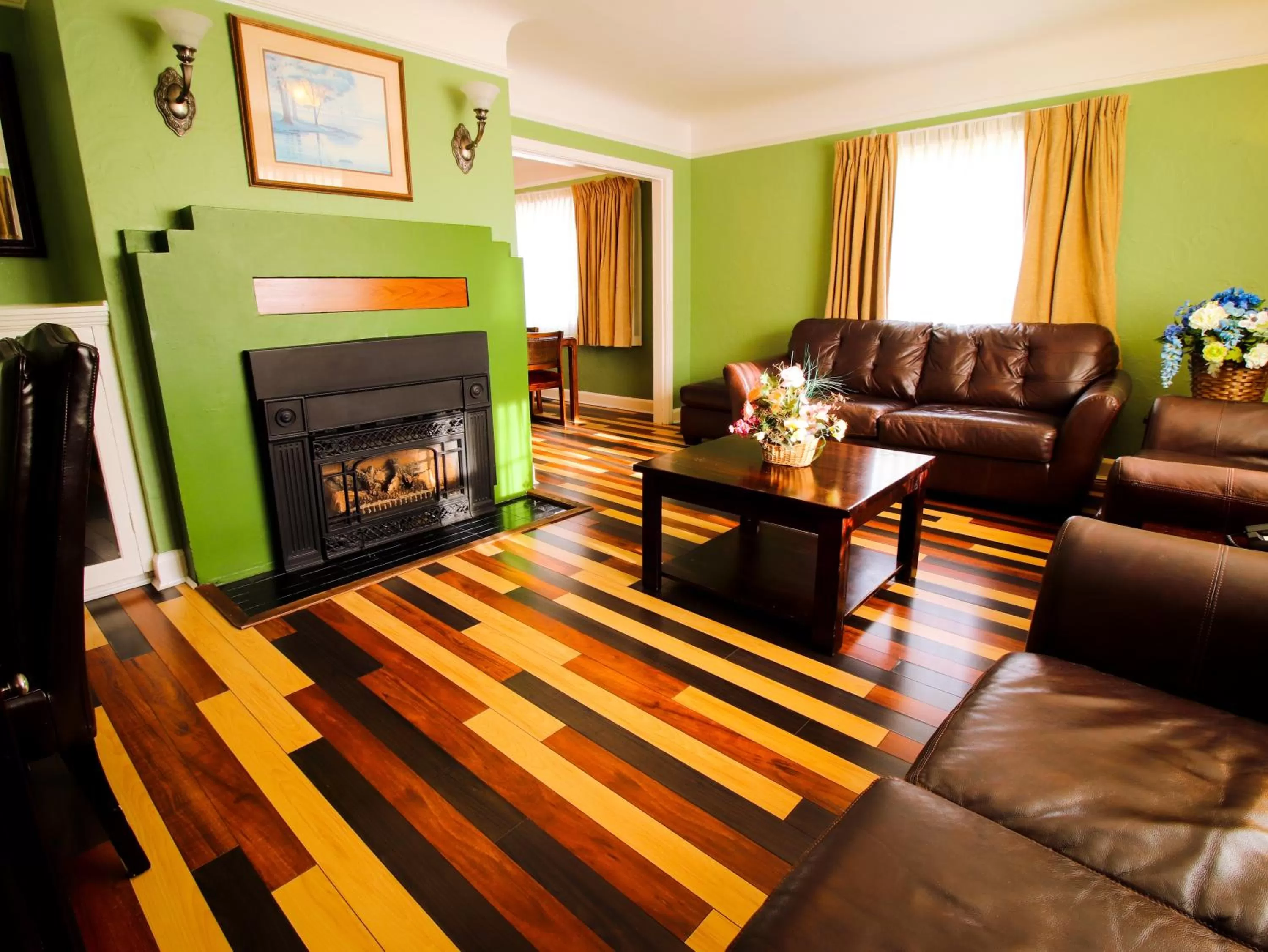 Living room in James Bay Inn Hotel, Suites & Cottage