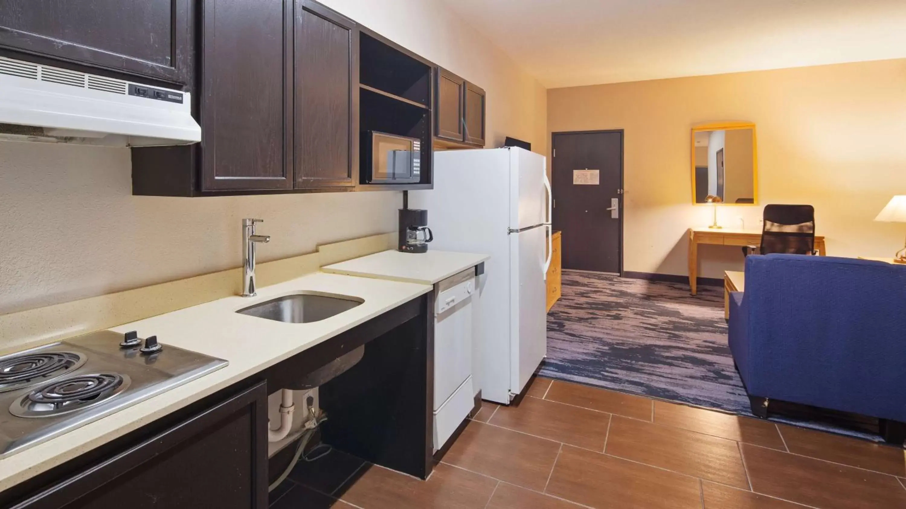 Photo of the whole room, Kitchen/Kitchenette in SureStay Plus by Best Western San Antonio Fort Sam Houston