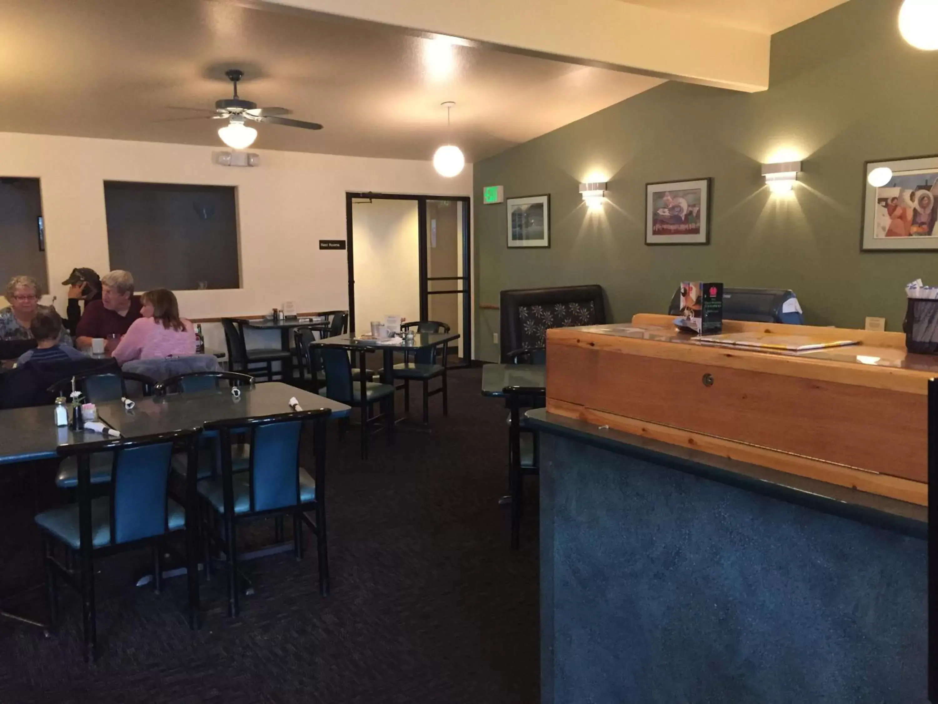 Restaurant/Places to Eat in Breeze Inn Motel