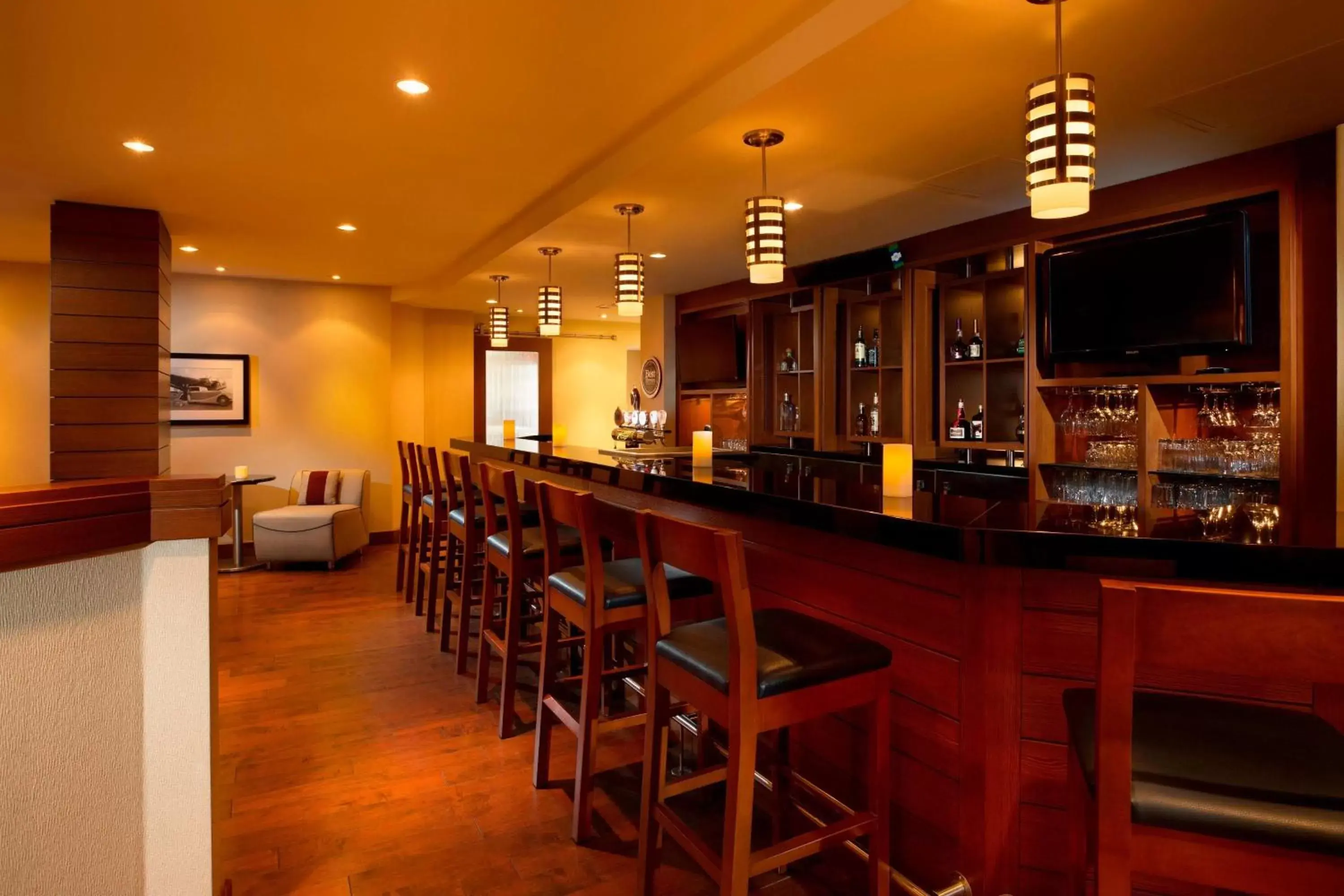 Lounge or bar, Lounge/Bar in Four Points by Sheraton Hotel & Conference Centre Gatineau-Ottawa