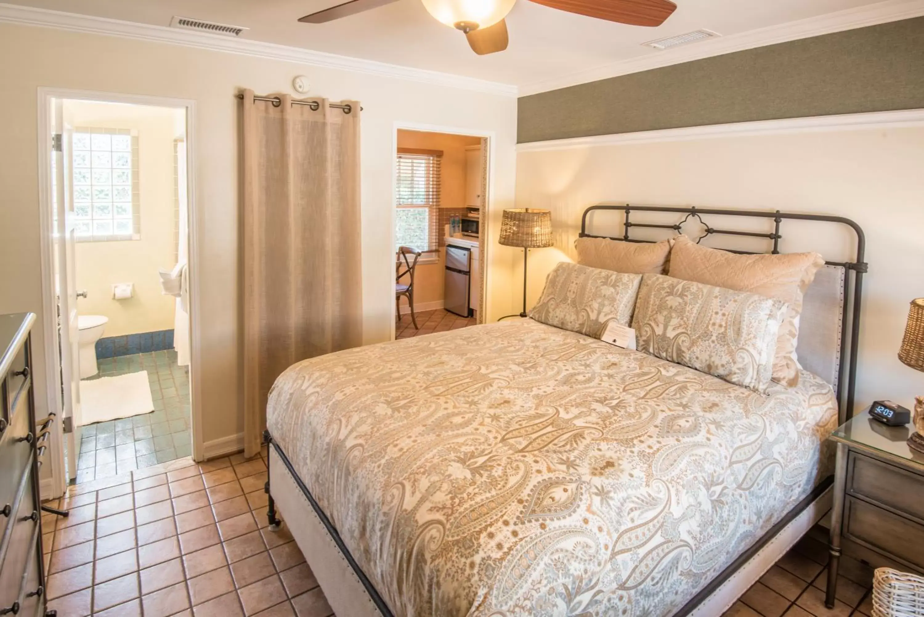 Standard Queen Room with Kitchen - Nine in Harbor House Inn Standard Queen Room with Kitchen - Nine in Harbor House Inn