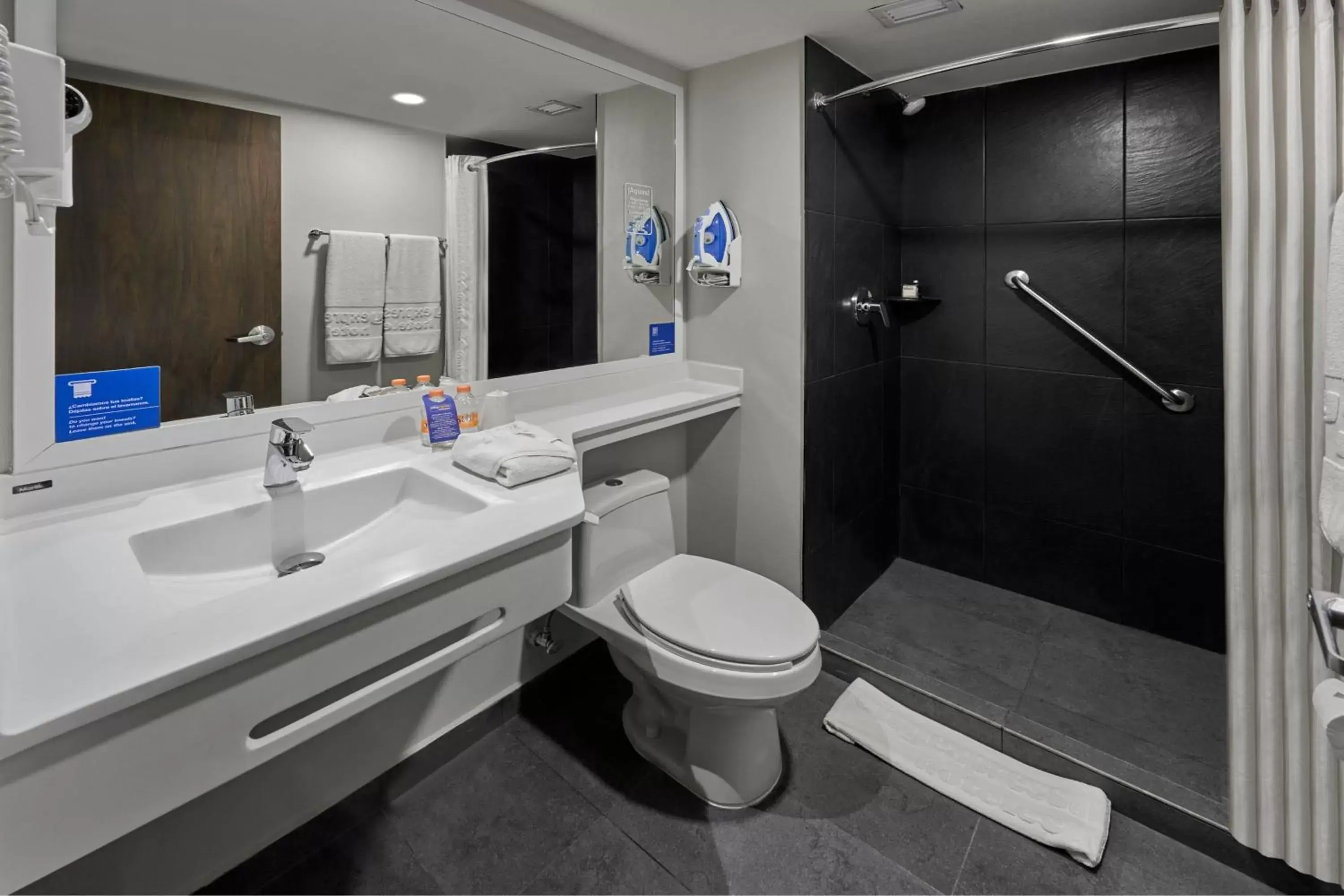 Bathroom in City Express by Marriott Toluca