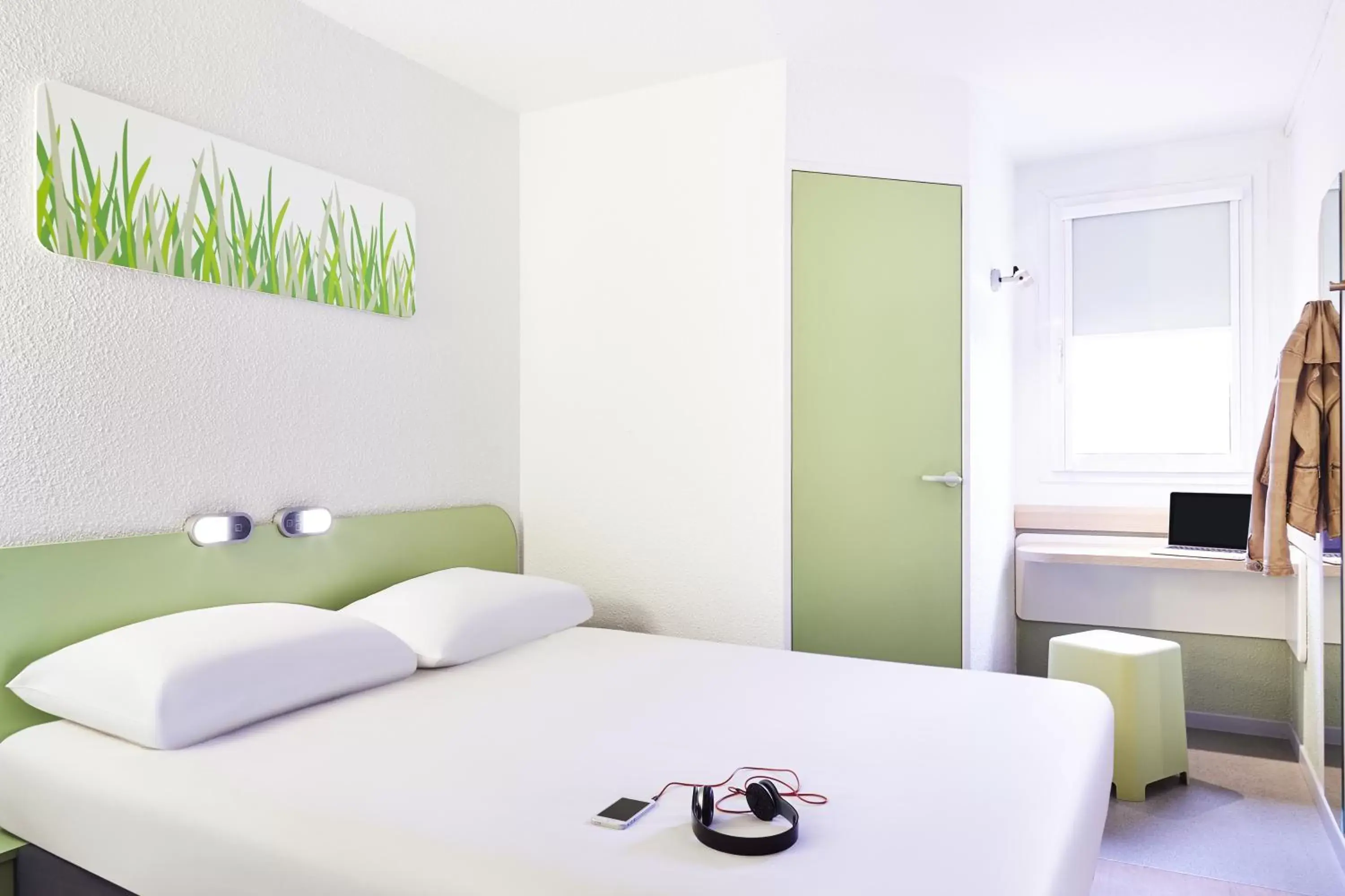 Bedroom, Bed in Hotel Ibis Budget Lyon Eurexpo - Bedroom, Bed in Hotel Ibis Budget Lyon Eurexpo -