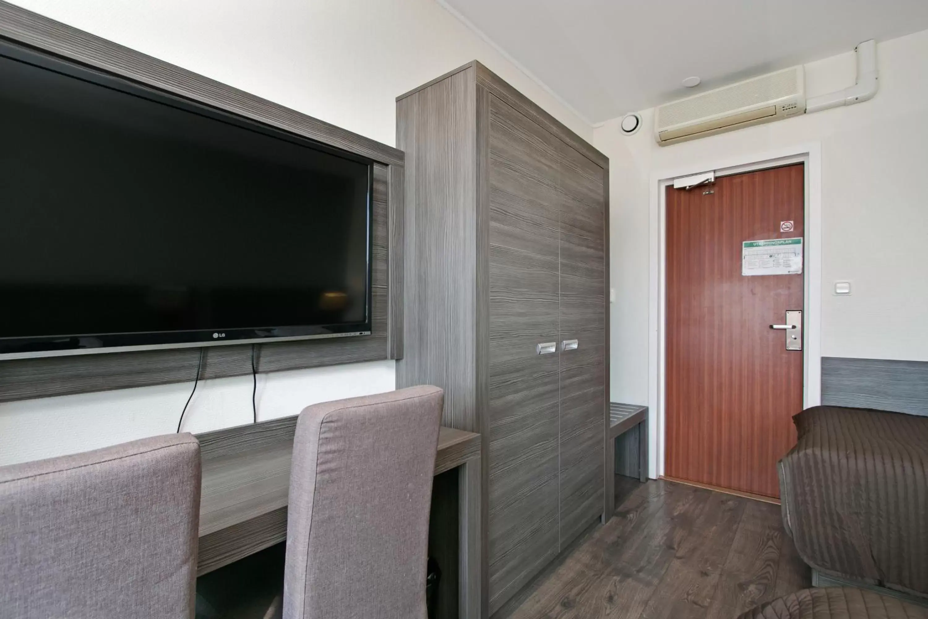 TV and multimedia, TV/Entertainment Center in Brunnby Hotel