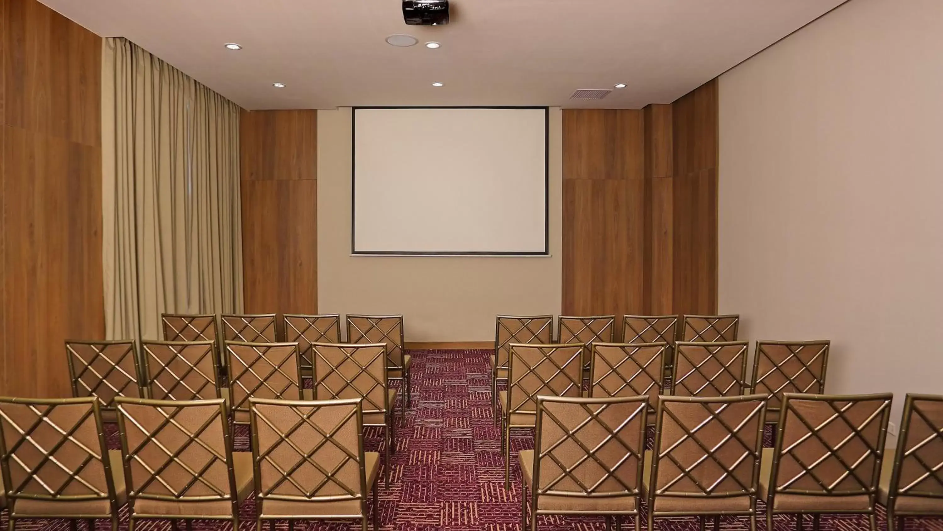 Meeting/conference room in Crowne Plaza Airport, an IHG Hotel