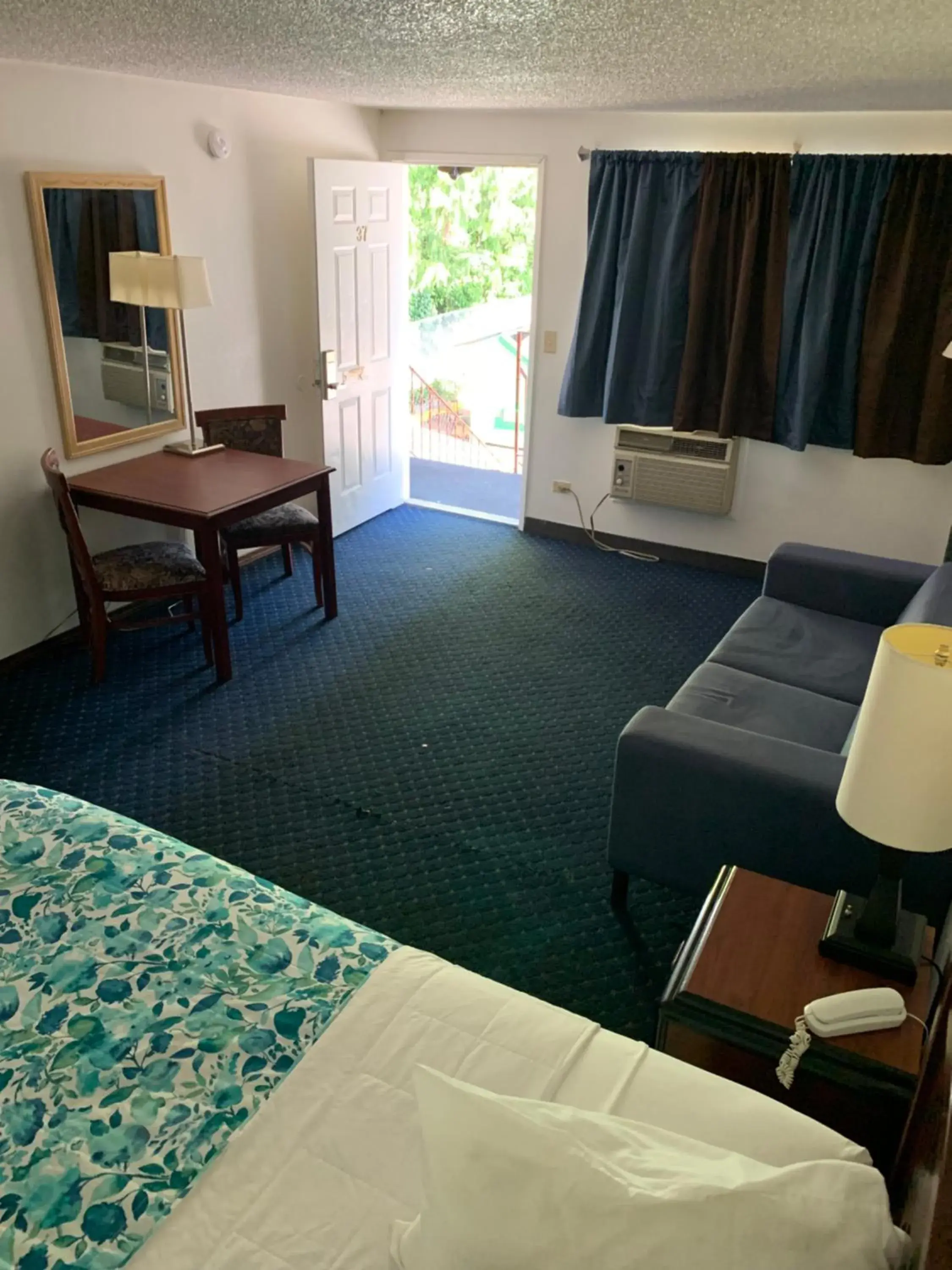 Living room, Seating Area in Smokey Point Motor Inn