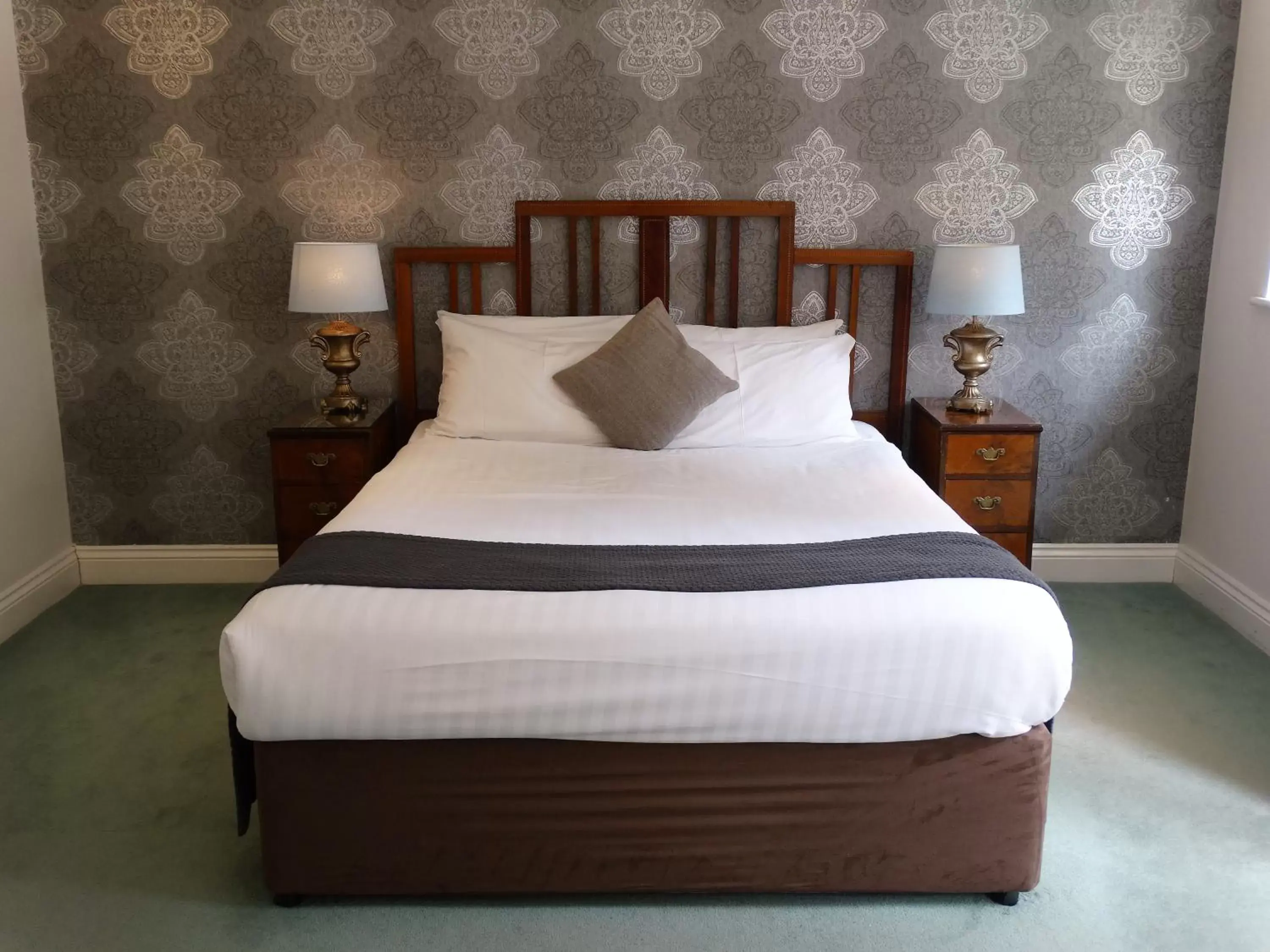 Bed in Cantley House Hotel - Wokingham