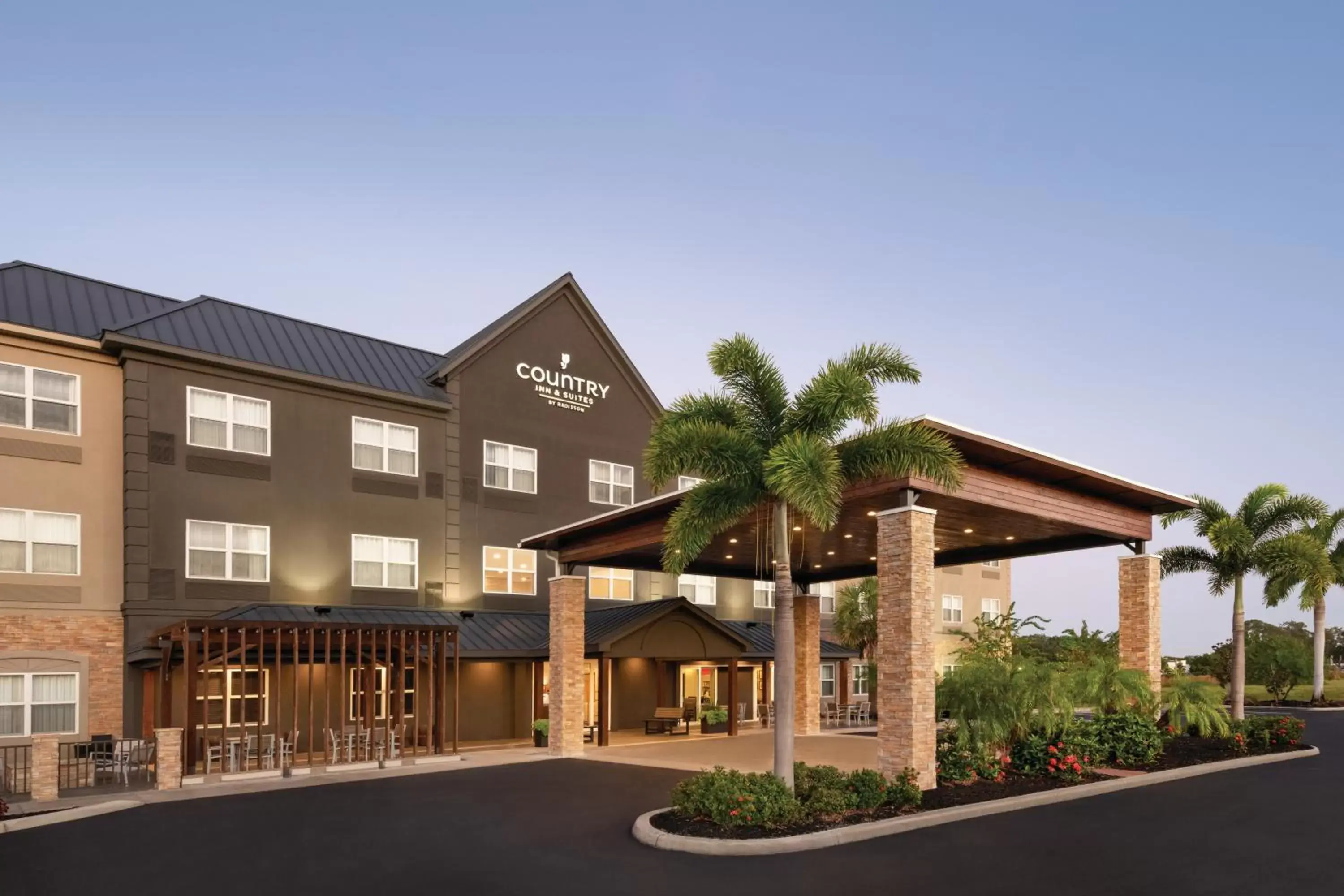 Property building in Country Inn & Suites by Radisson, Bradenton-Lakewood-Ranch, FL Property building in Country Inn & Suites by Radisson, Bradenton-Lakewood-Ranch, FL
