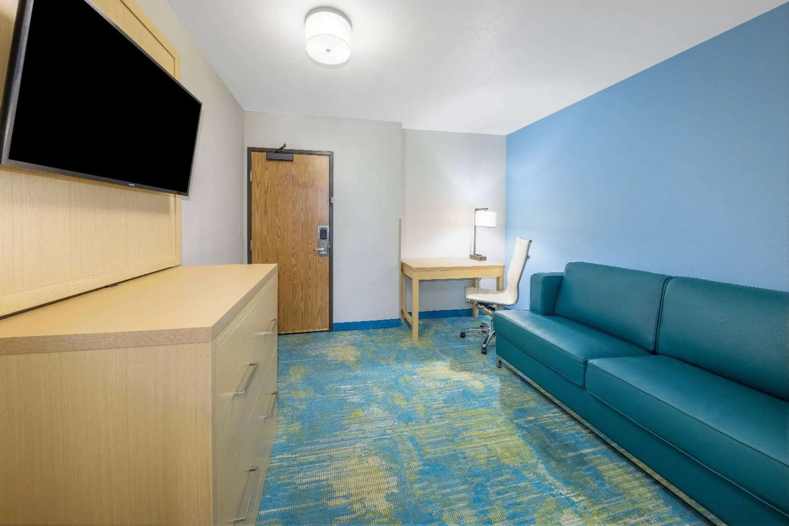 Bed, Seating Area in Days Inn by Wyndham Springville