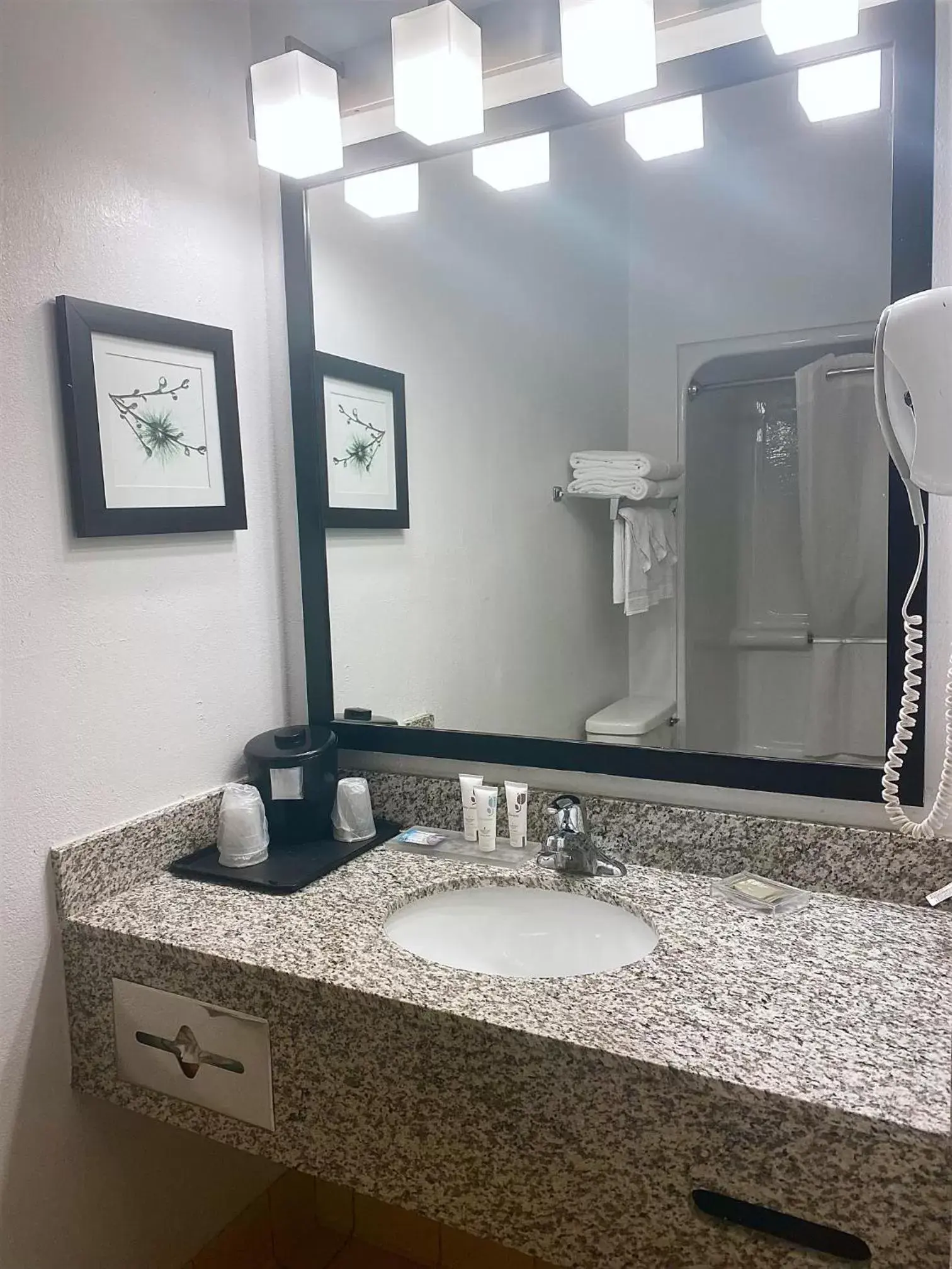 Bathroom in Country Inn & Suites by Radisson, Gettysburg, PA