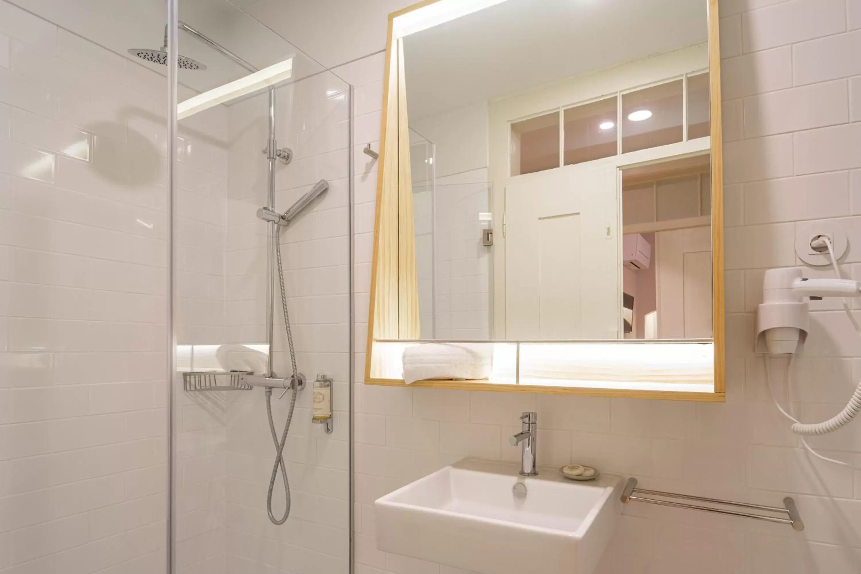 Shower, Bathroom in Entre Ruas Apartments