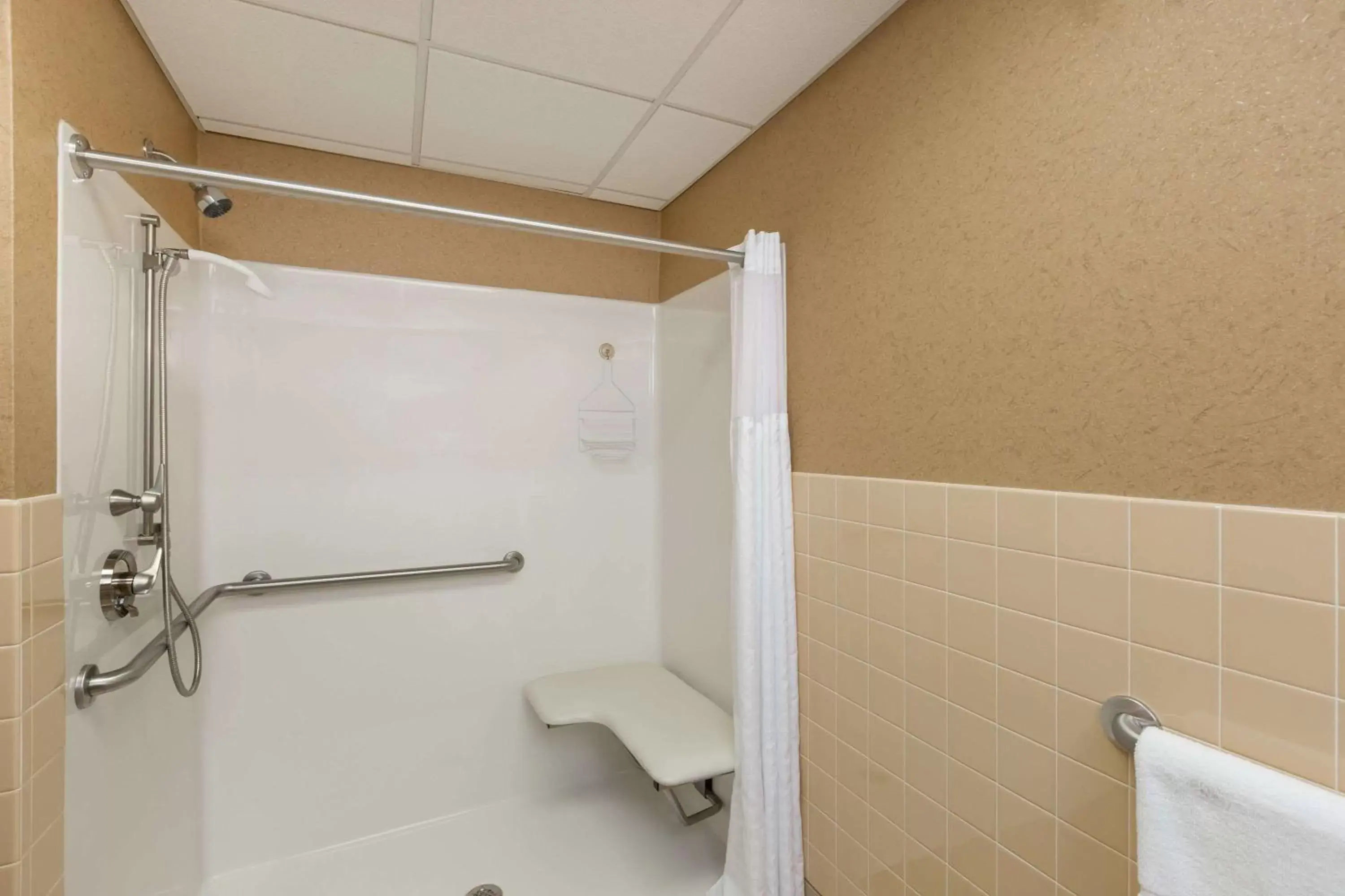 Shower, Bathroom in Travelodge by Wyndham Deadwood