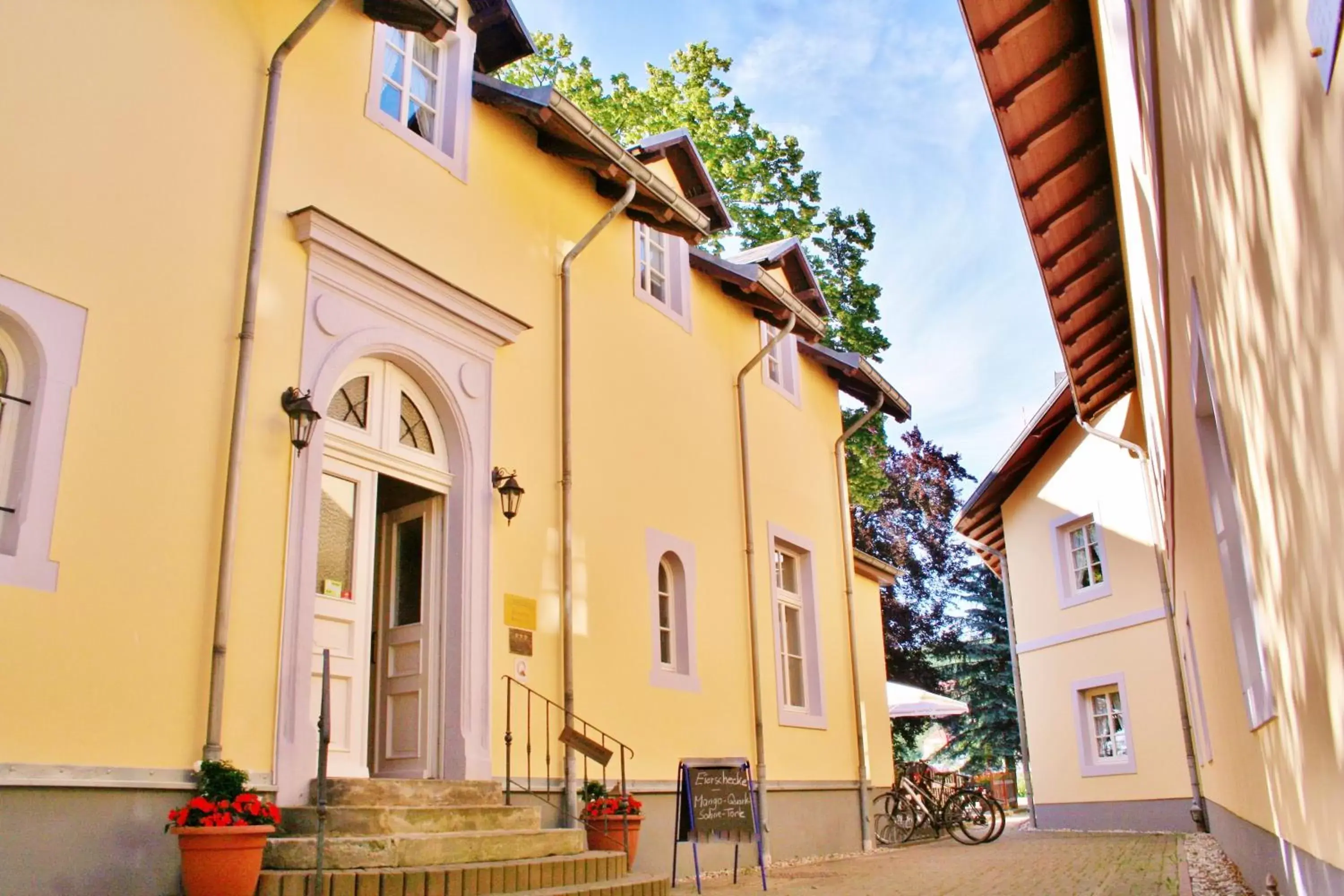 Patio, Facade/Entrance in Hotel Alttolkewitzer Hof