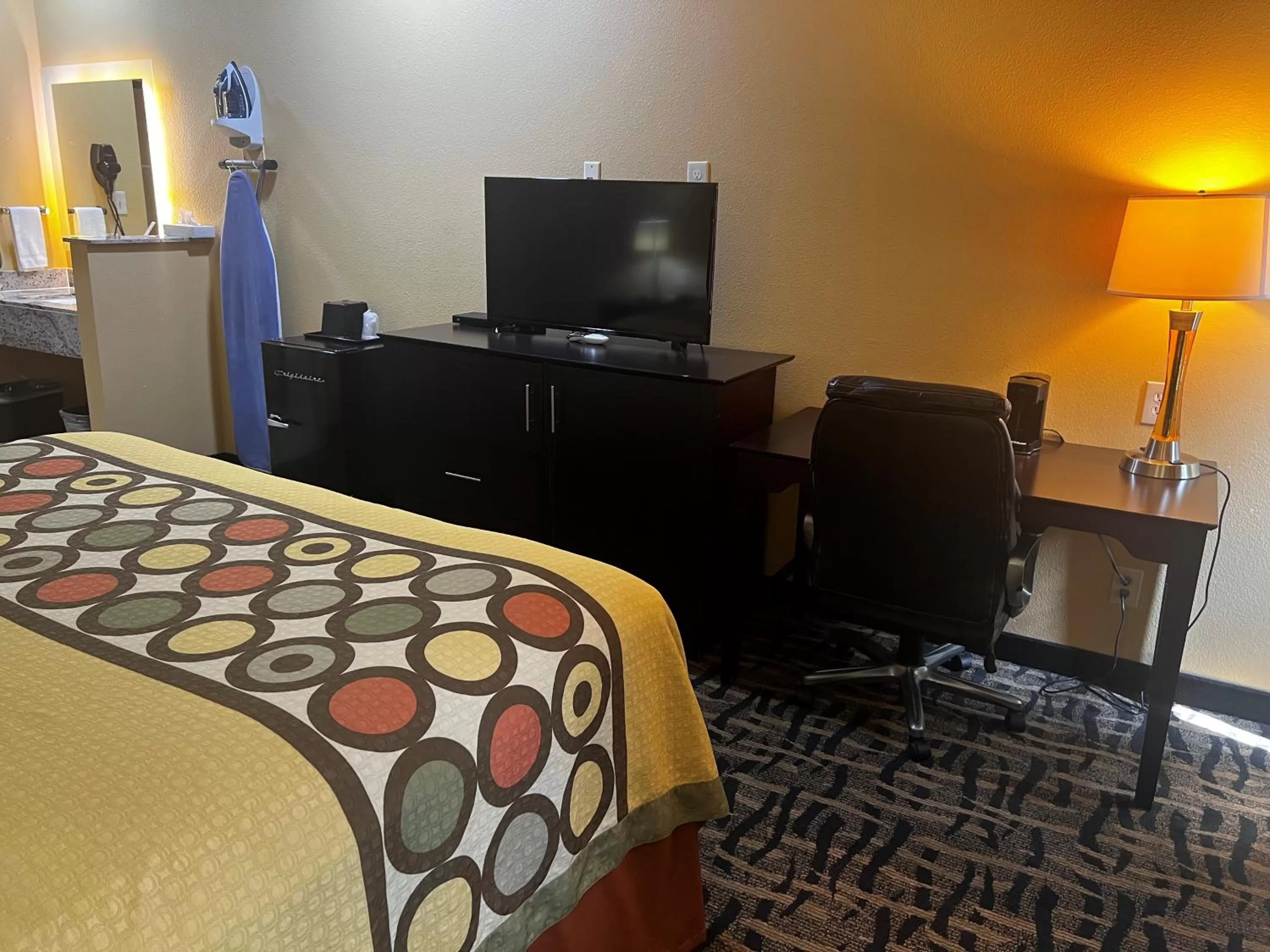 Bedroom, Bed in Super 8 by Wyndham Pasadena