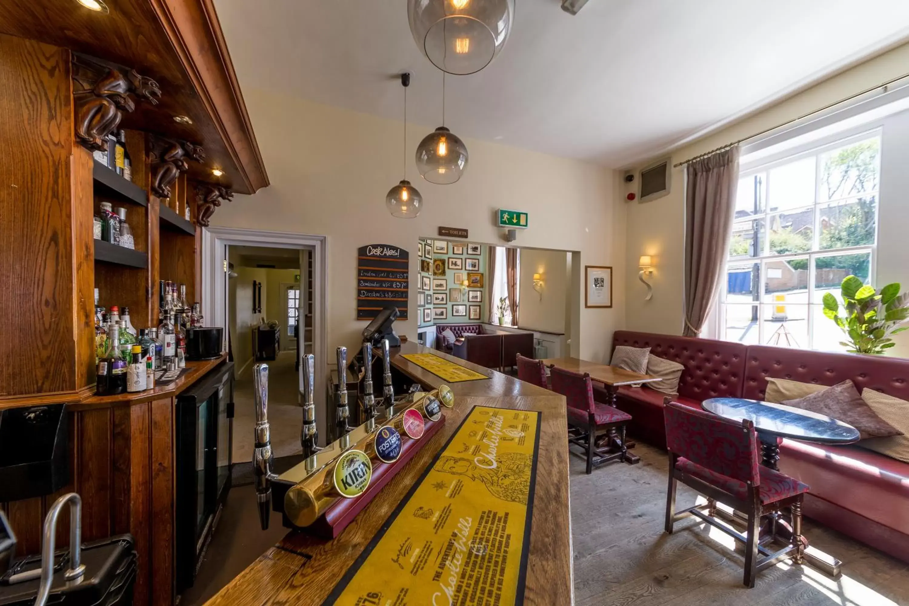 Lounge or bar, Restaurant/Places to Eat in The White Hart Hotel