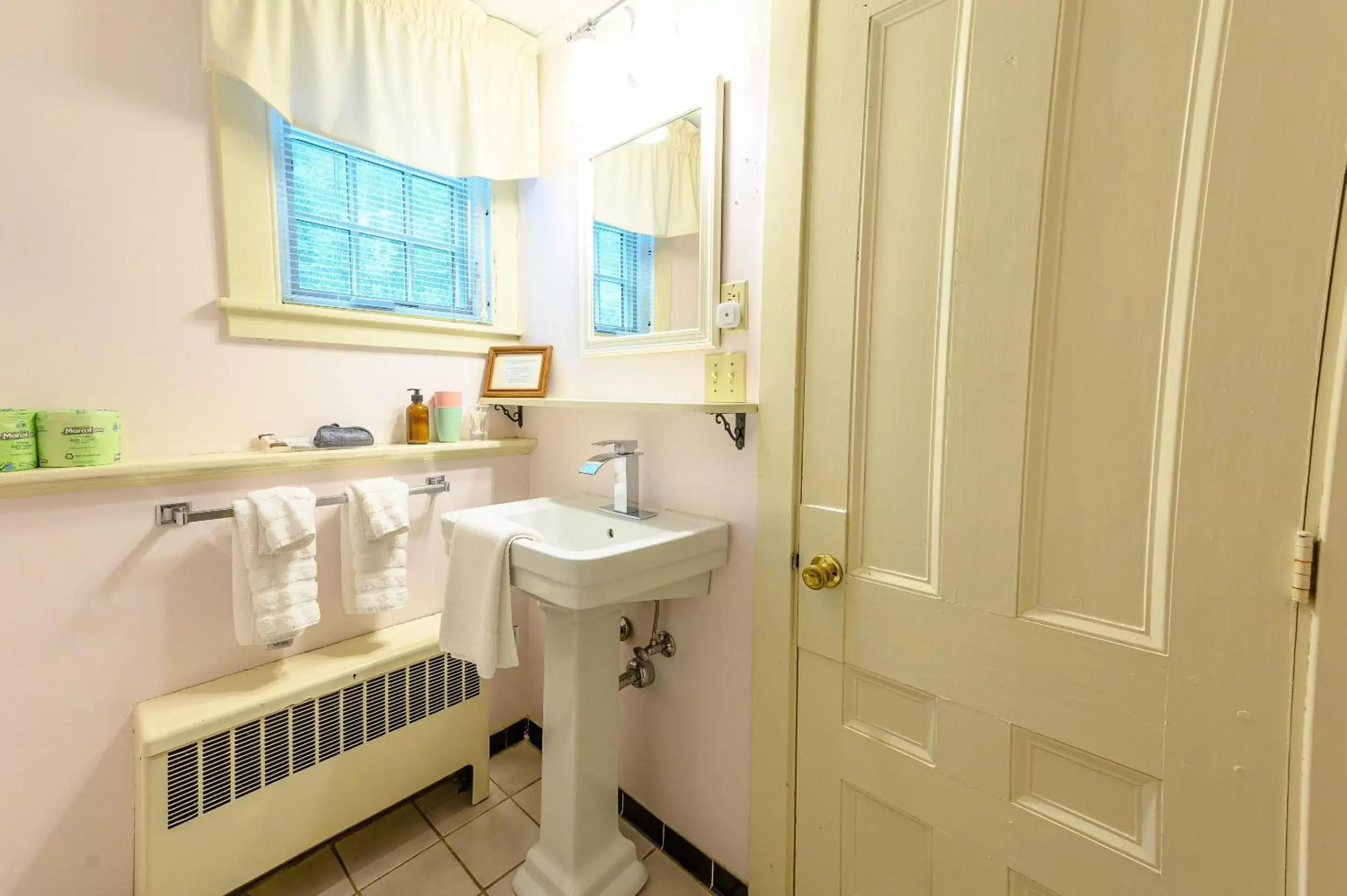 Bathroom in Brass Lantern Inn