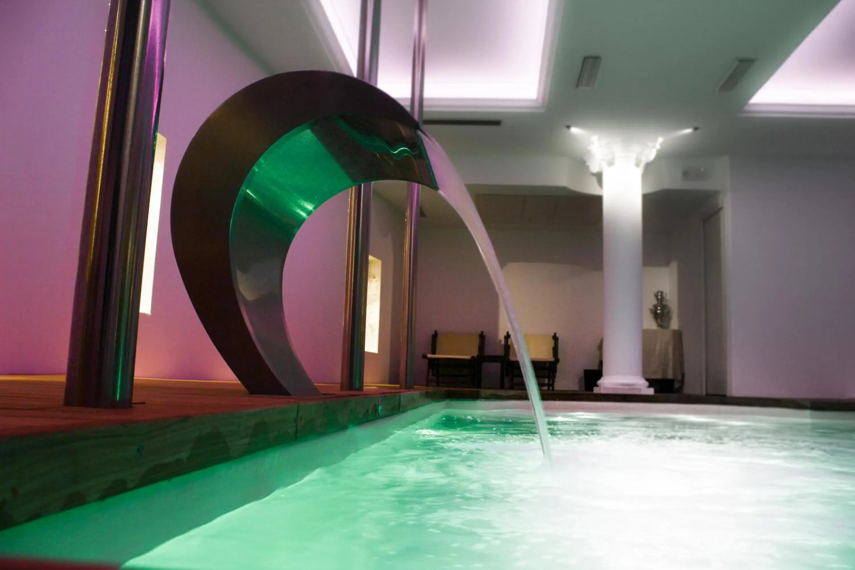Hot Tub, Swimming Pool in Hotel Vittoria