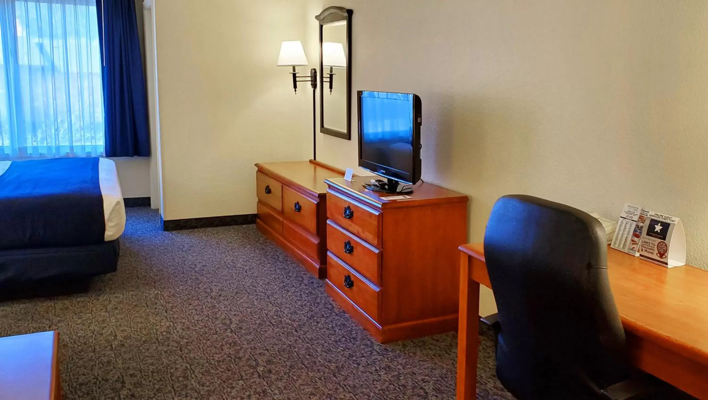 Bed, TV/Entertainment Center in Magnuson Grand Pikes Peak