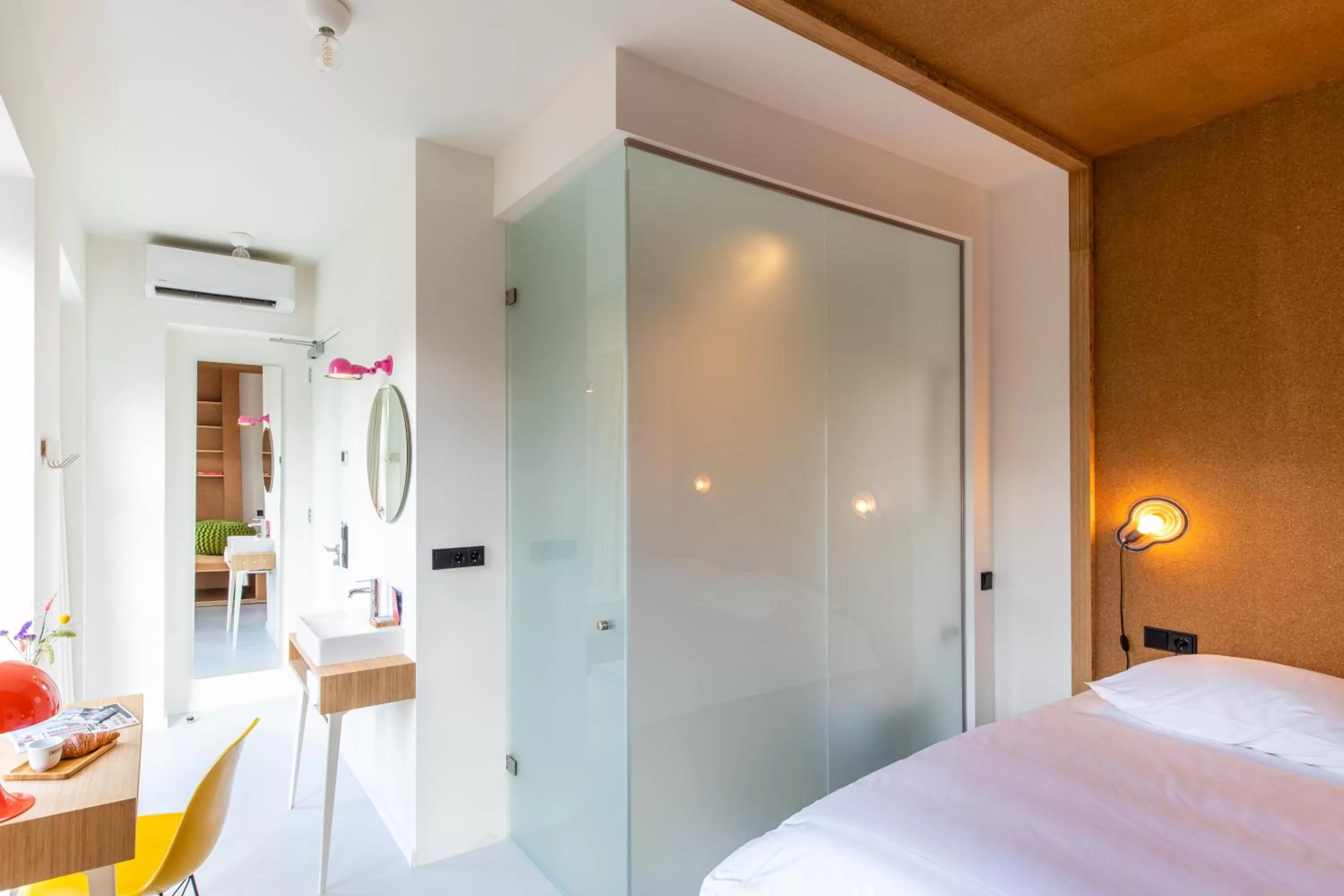 Bathroom, Bed in the bellhop